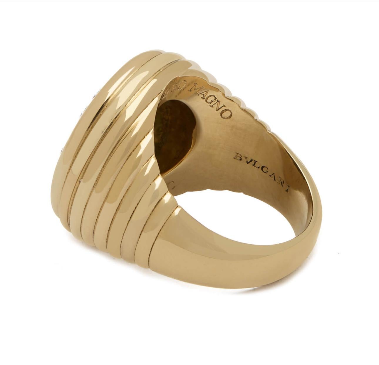 Unisex-Ring aus 18-karätigem Gold aus der Collection'S Monete von Bulgari mit einer antiken Silbermünze von Alessandro Magno. Der Ring Monet zeigt den Frauen, wie verführerisch eine 2.000 Jahre alte Münze in Kombination mit einer kühnen, modernen