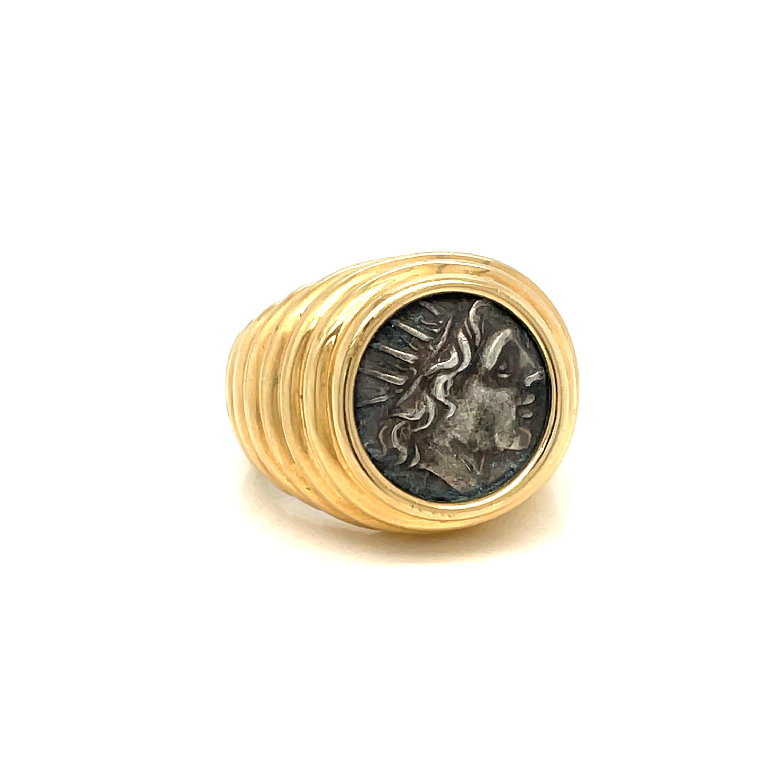 Bulgari Ring aus 18 Karat Gold aus der Kollektion Monet, mit einer Silbermünze aus dem antiken Rhodos, Griechenland. Der Ring Monet zeigt den Frauen, wie verführerisch eine 2.000 Jahre alte Münze in Kombination mit einer kühnen, modernen Fassung