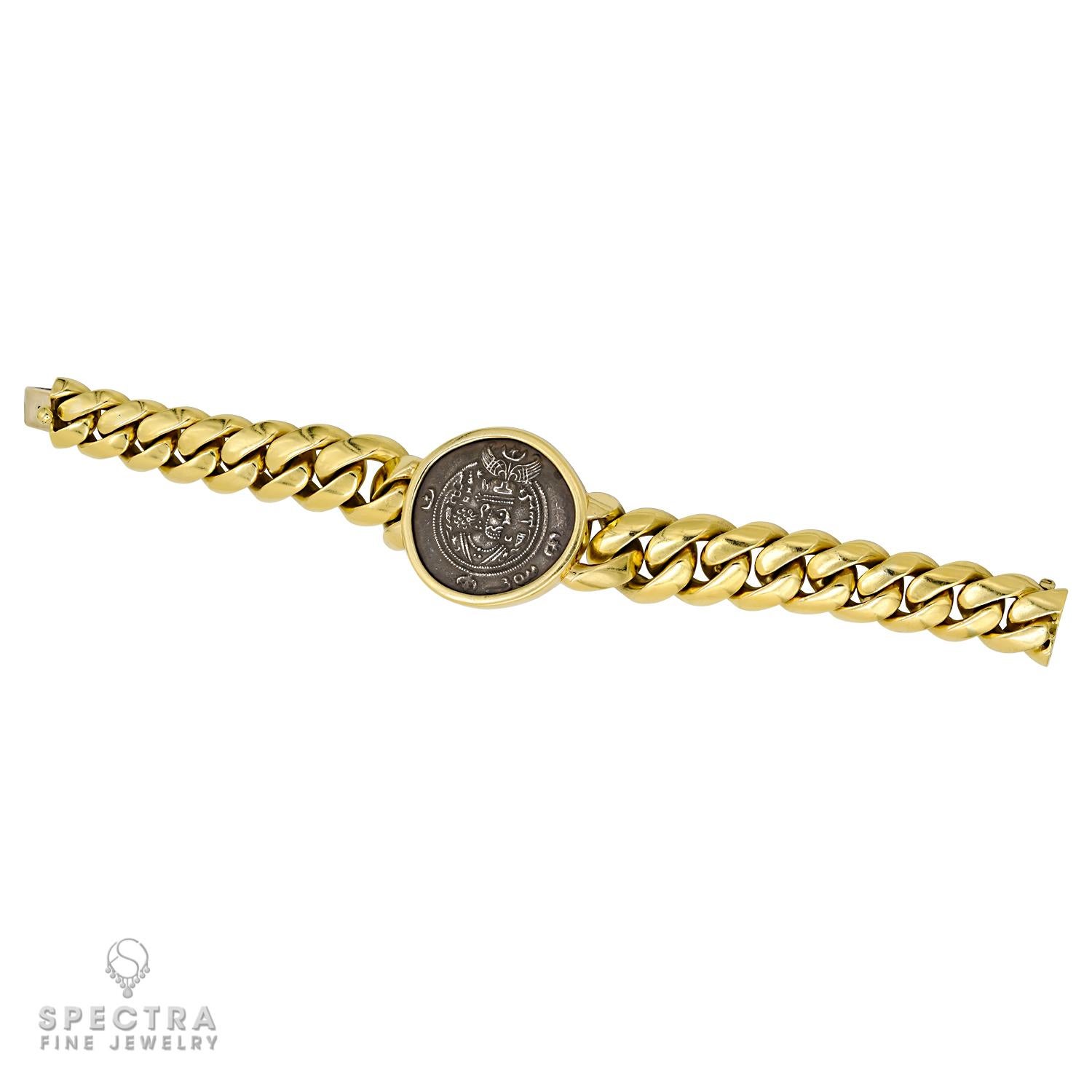 Das Bulgari 'Monet' Kettenarmband ist ein Meisterwerk, das antike Anziehungskraft mit zeitgenössischer Eleganz verbindet. Dieses exquisite Armband zeigt eine seltene antike Münze von Cosroes II. von Persien, zart gefasst in glänzendem 18-karätigem