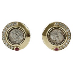 Bulgari Monete-Ohrringe: antike Silbermünzen, 18 kt Gold, Diamanten und Rubine.