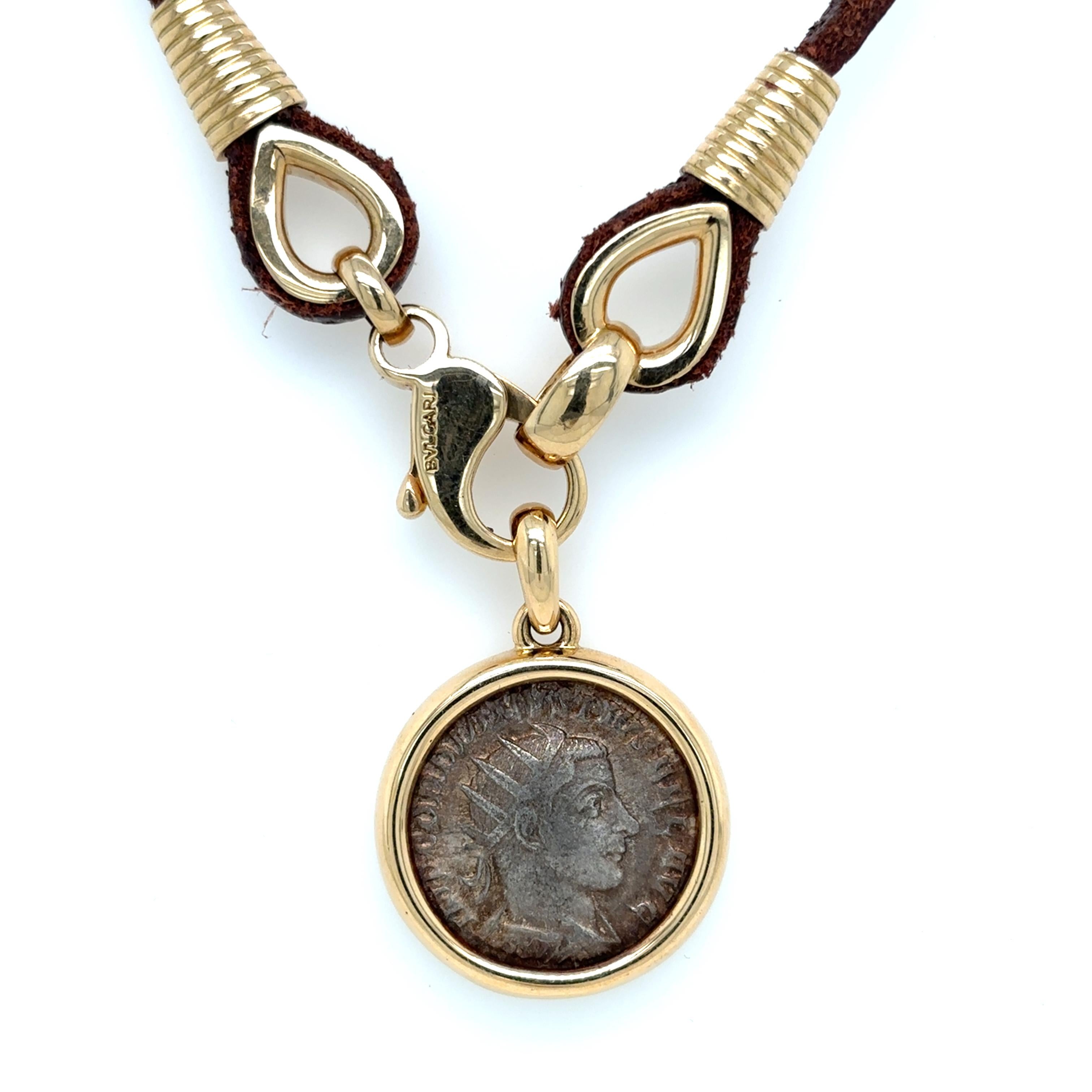 Bellissima collana con ciondolo in oro giallo 18 carati, realizzata da Bulgari per la collezione Monete, una delle collezioni più famose e preziose del famoso marchio presente anche nel suo museo di Roma.

Presenta una rara moneta imperiale