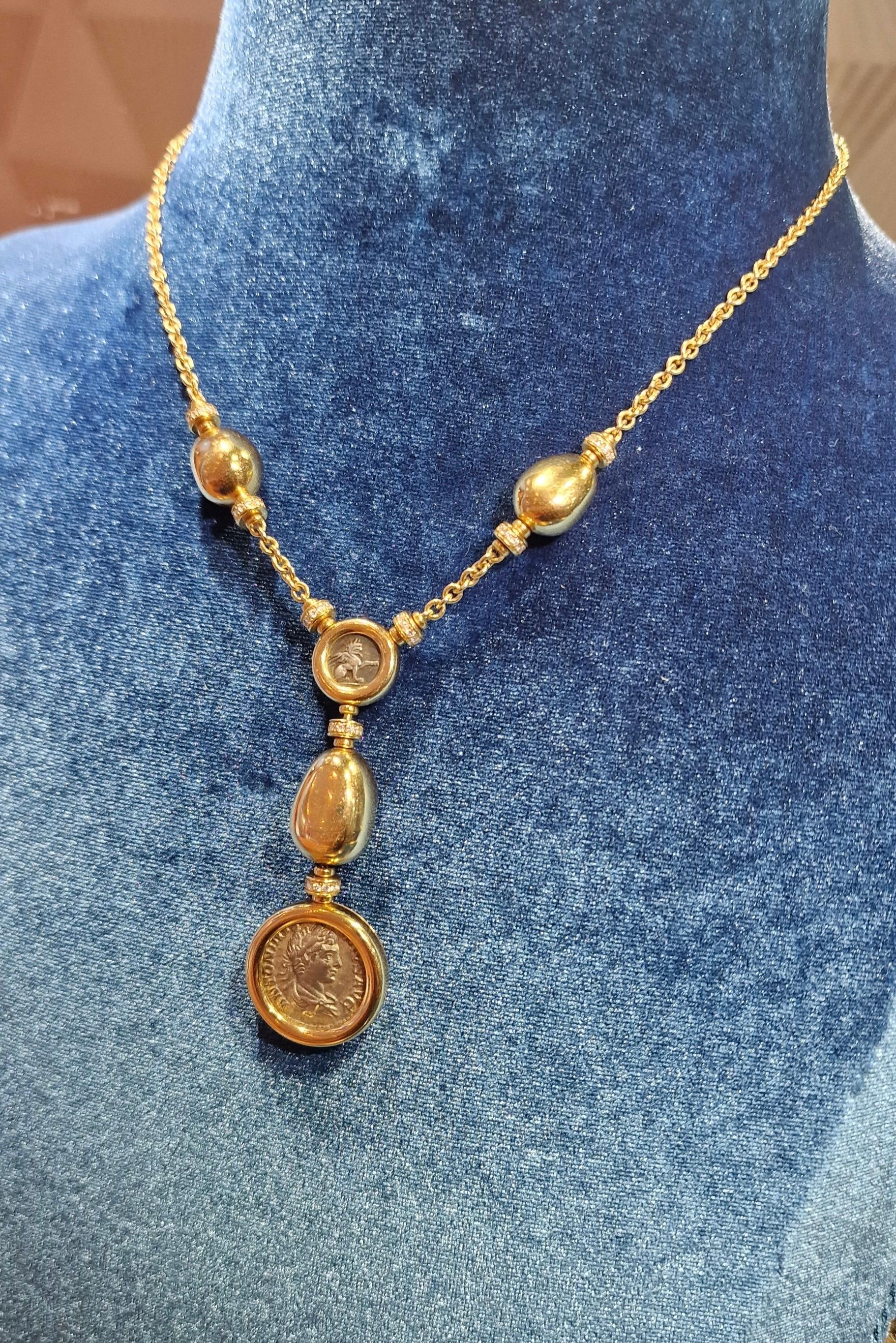 Collar Bulgari Monete Sassi Oro Amarillo 18K.
Firmado Bulgari.
Cada moneda tiene grabada una descripción detallada.

La longitud es considerable: Máx. 42,00 centímetros. 
Peso total: 41,36 gramos.