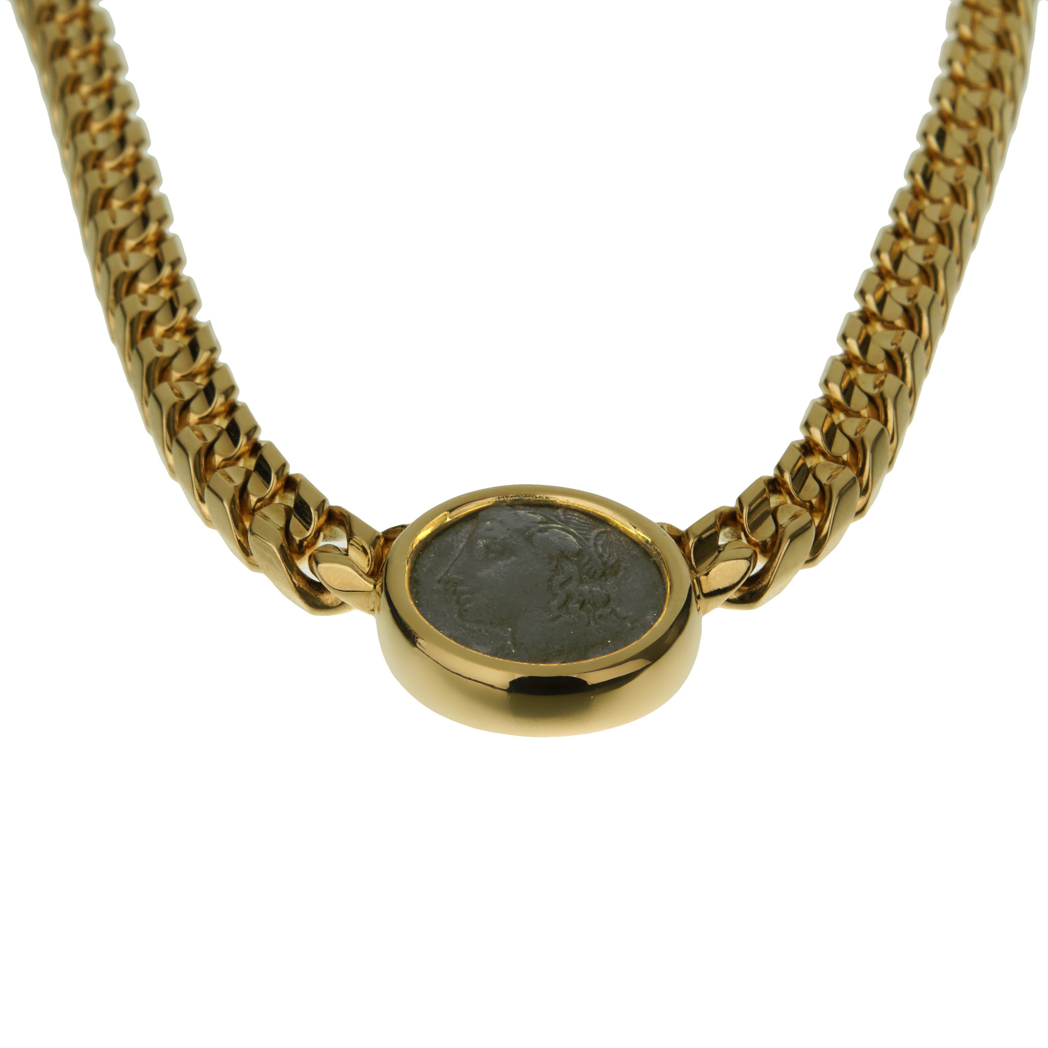 Die Halskette ist sorgfältig aus hochwertigem Gelbgold gefertigt und wiegt beeindruckende 107,8 Gramm. Das robuste Curb-Link-Design sorgt nicht nur für Langlebigkeit, sondern auch für ein elegantes und anspruchsvolles Aussehen. Die Glieder sind auf