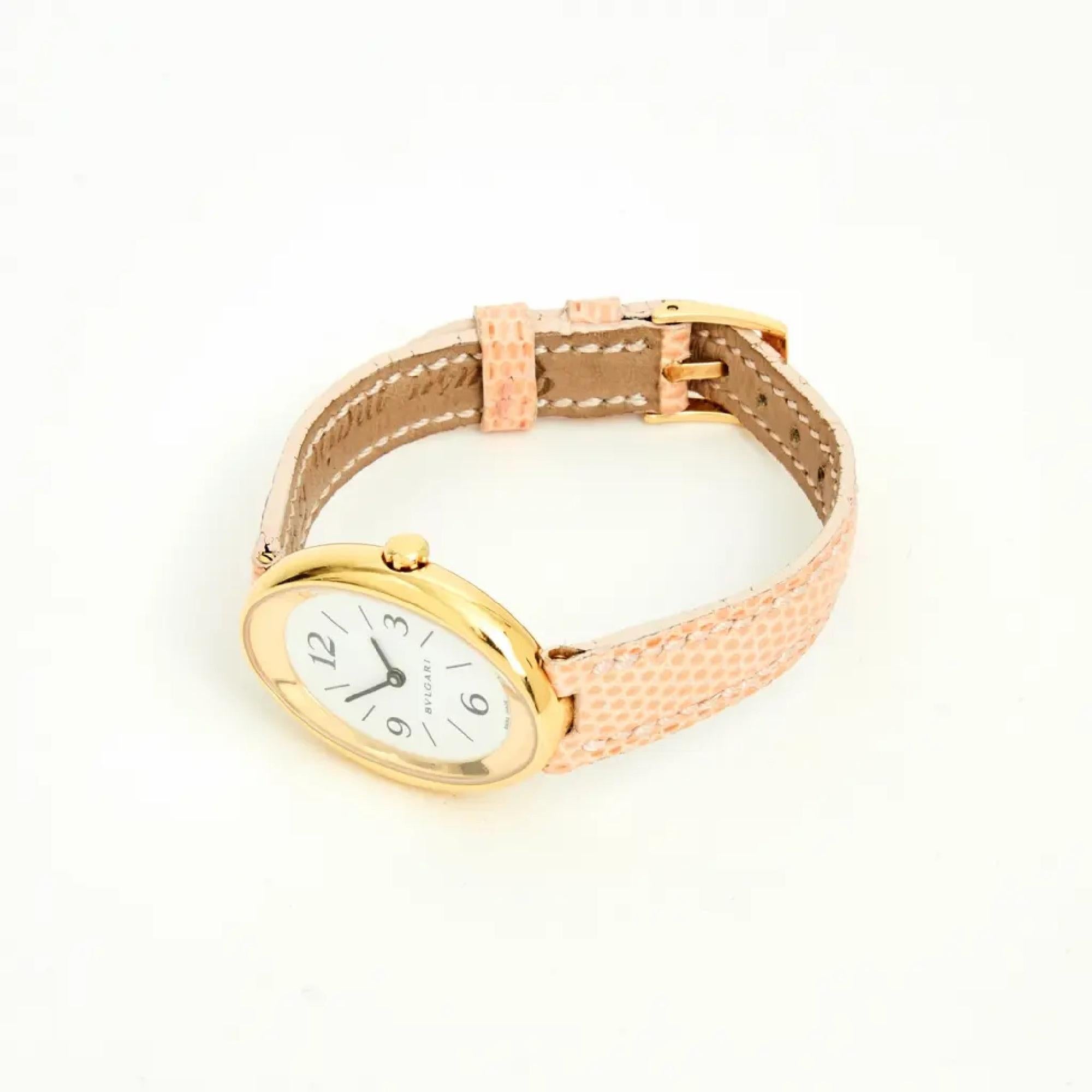 Montre Bulgari modèle Oval, boîtier en or jaune 18 carats, fond blanc, mouvement à quartz, bracelet en cuir marqué façon lézard rose, boucle en or jaune, livrée dans son écrin (et sa boîte extérieure) avec son certificat d'authenticité. Diamètre 2,4