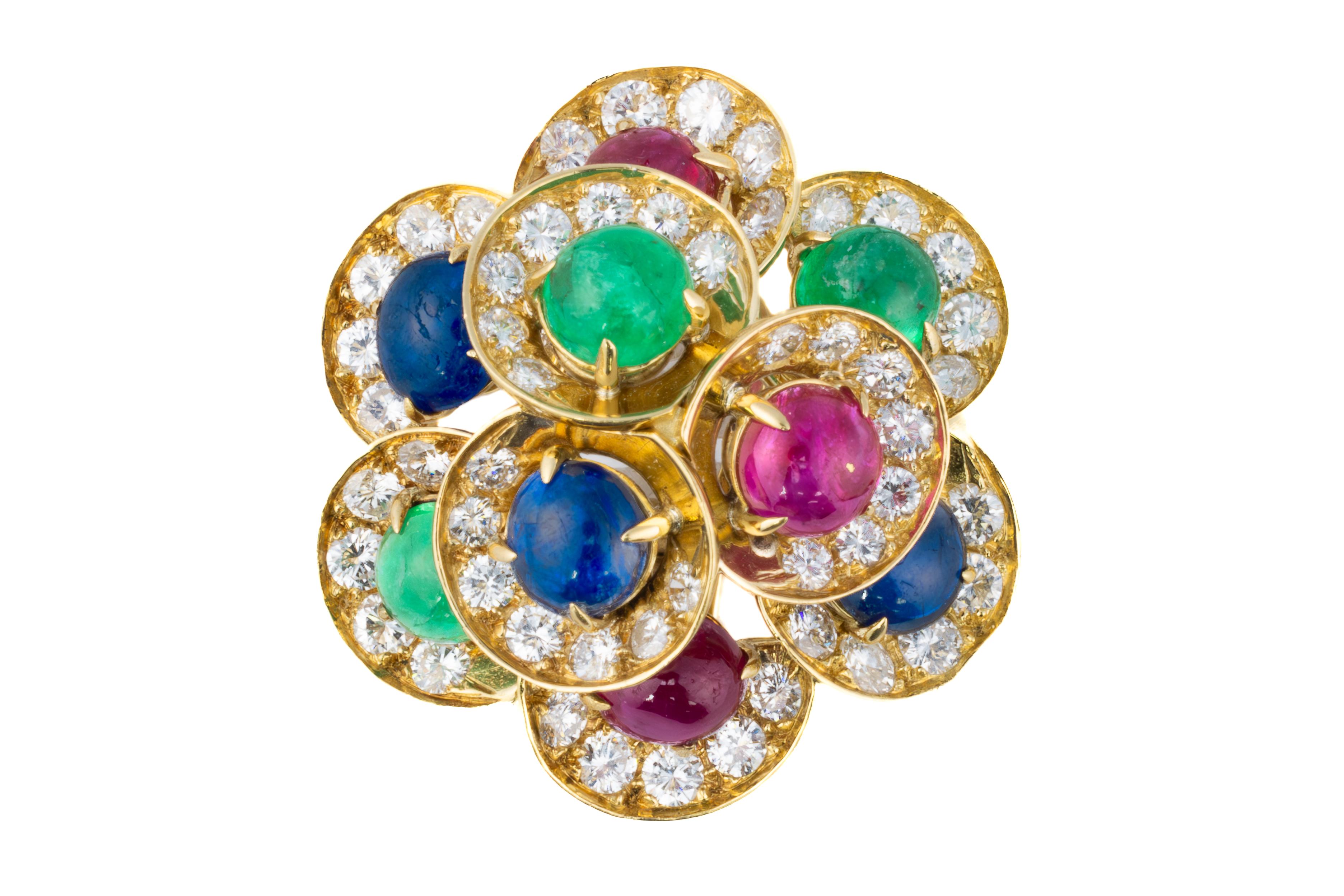 Orecchini Bulgari Multi Gem Cabochon e Diamante Floreale

Descrizione:
Questi vibranti orecchini Bulgari sono disegnati come grappoli floreali stilizzati, ciascuno composto da rubini cabochon, zaffiri e smeraldi dalle tonalità intense. Realizzati in