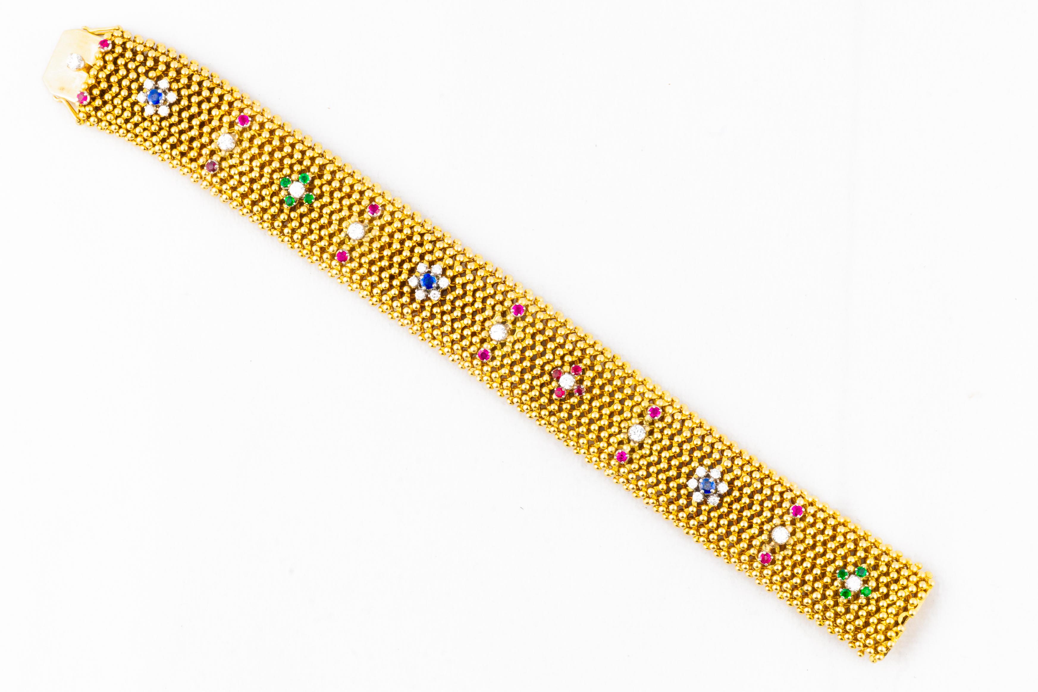 Espressione straordinaria della maestria di Bulgari, questo bracciale in oro giallo 18 carati presenta una lussuosa trama intrecciata che si estende elegantemente intorno al polso. All'interno del suo intricato design sono incastonati motivi