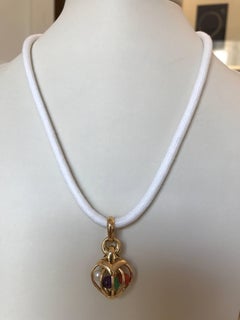 Colgante de corazón Bulgari de oro amarillo de 18 quilates con varias piedras preciosas, circa 1970