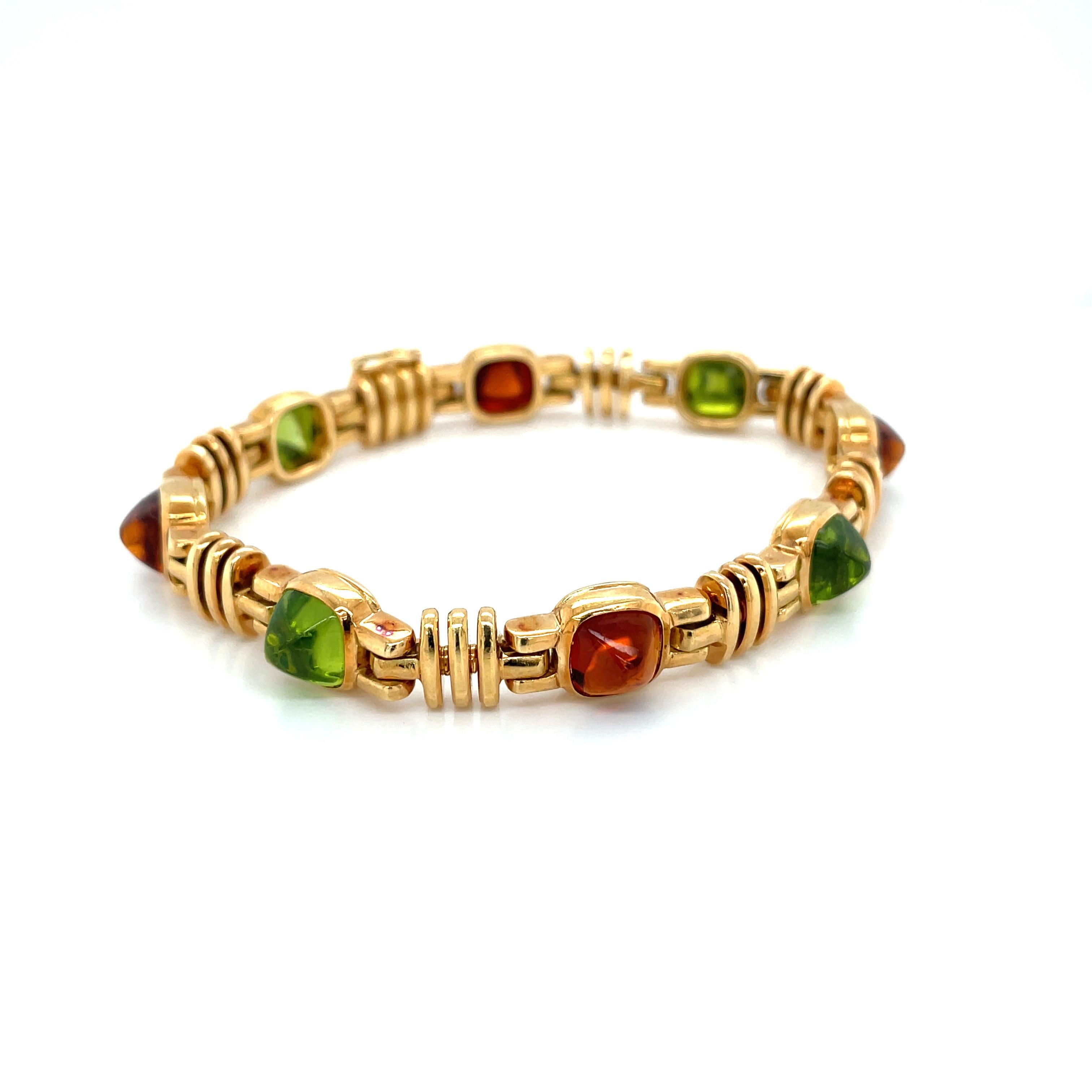 Ikonisches Bulgari-Armband aus 18 Karat Gelbgold mit einer Reihe von abwechselnden Cabochons aus Citrin und Peridot, die durch goldene Glieder voneinander getrennt sind, Länge ca. 190 mm.

Hat ein Gesamtgewicht von 46 Gramm. 
Gestempelt mit der