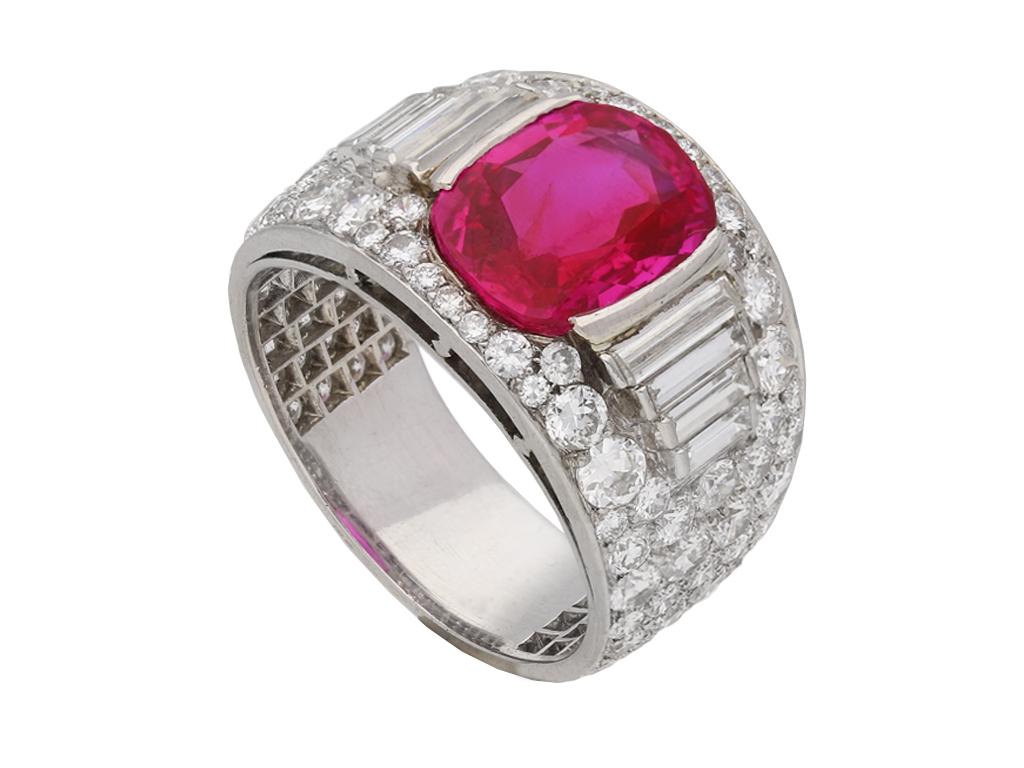 Bulgari Anillo de diamantes rubí birmano natural sin realzar Corte cojín en venta