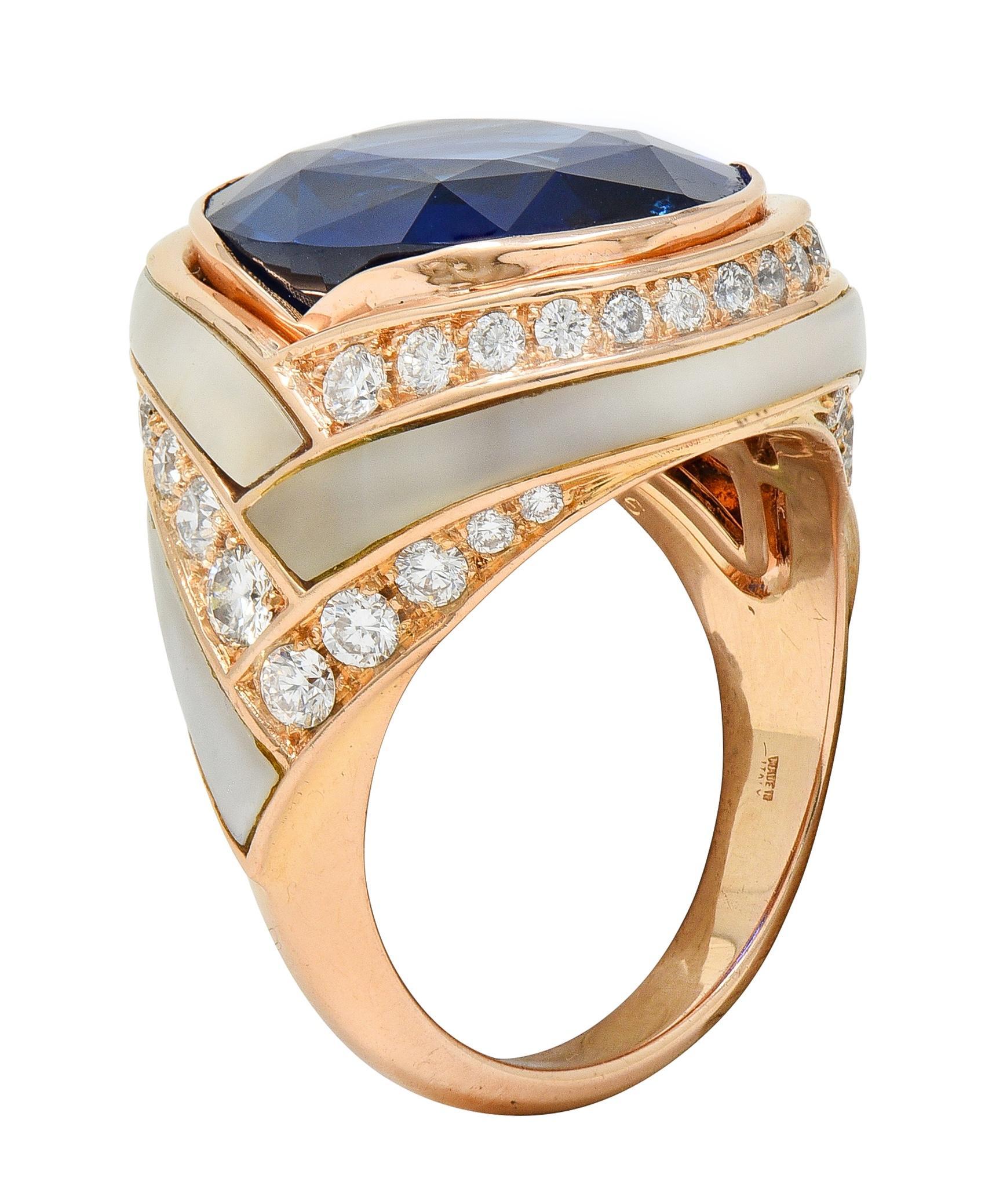 Centré sur un saphir de taille ovale pesant environ 19,55 carats - de couleur bleu moyen profond transparent et vibrant
D'origine Nature Ceylon (Sri Lankan) et ne présentant aucune indication de traitement thermique
Lunette sertie en or rose cannelé