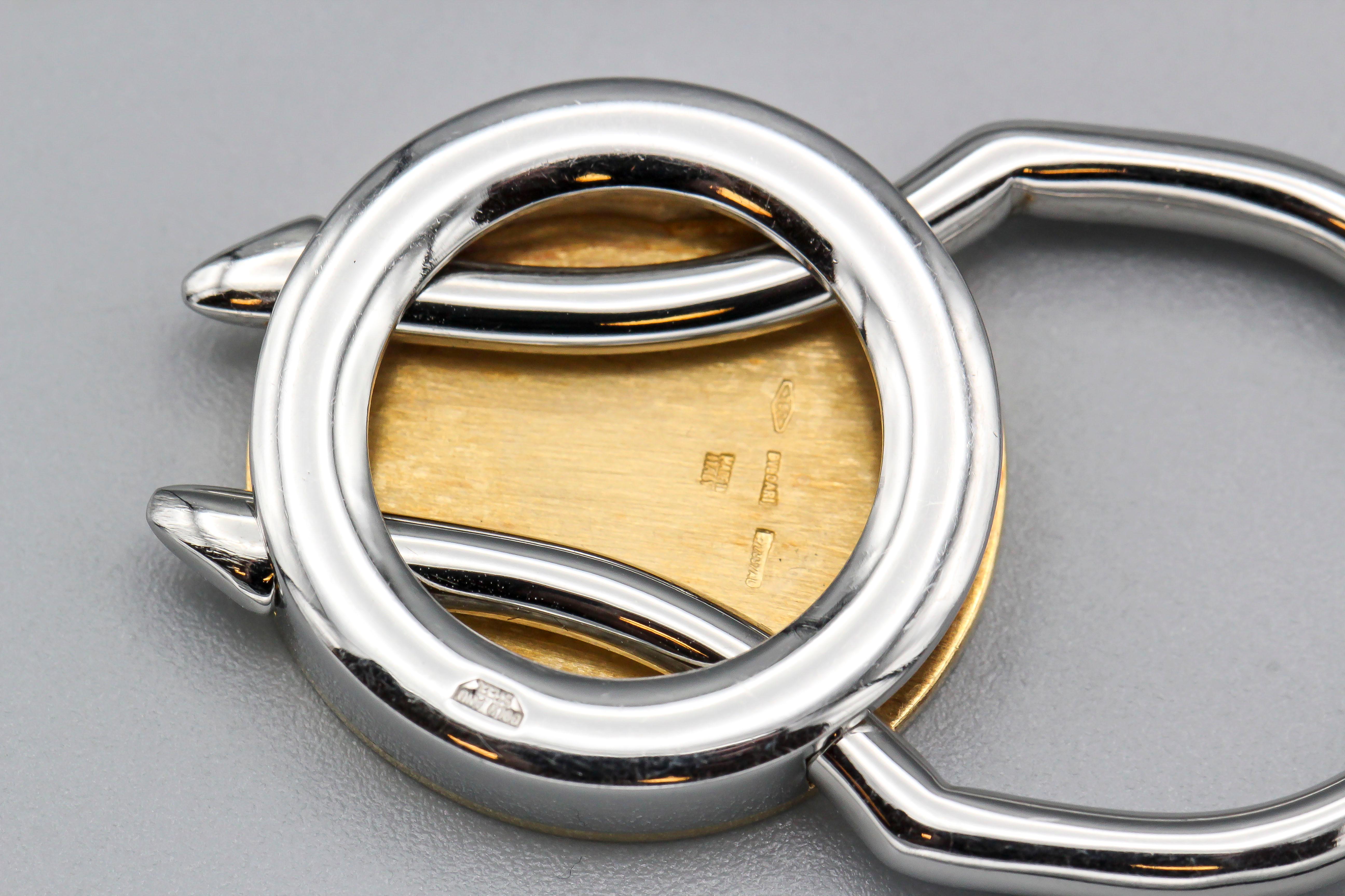 Klassischer Schlüsselanhänger aus Onyx, 18 Karat Gelbgold und Edelstahl von Bulgari. Sie verfügt über das für Bulgari typische runde Münzdesign mit einer Lünette aus 18-karätigem Gold, in die die Insignien des Unternehmens in römischen Ziffern