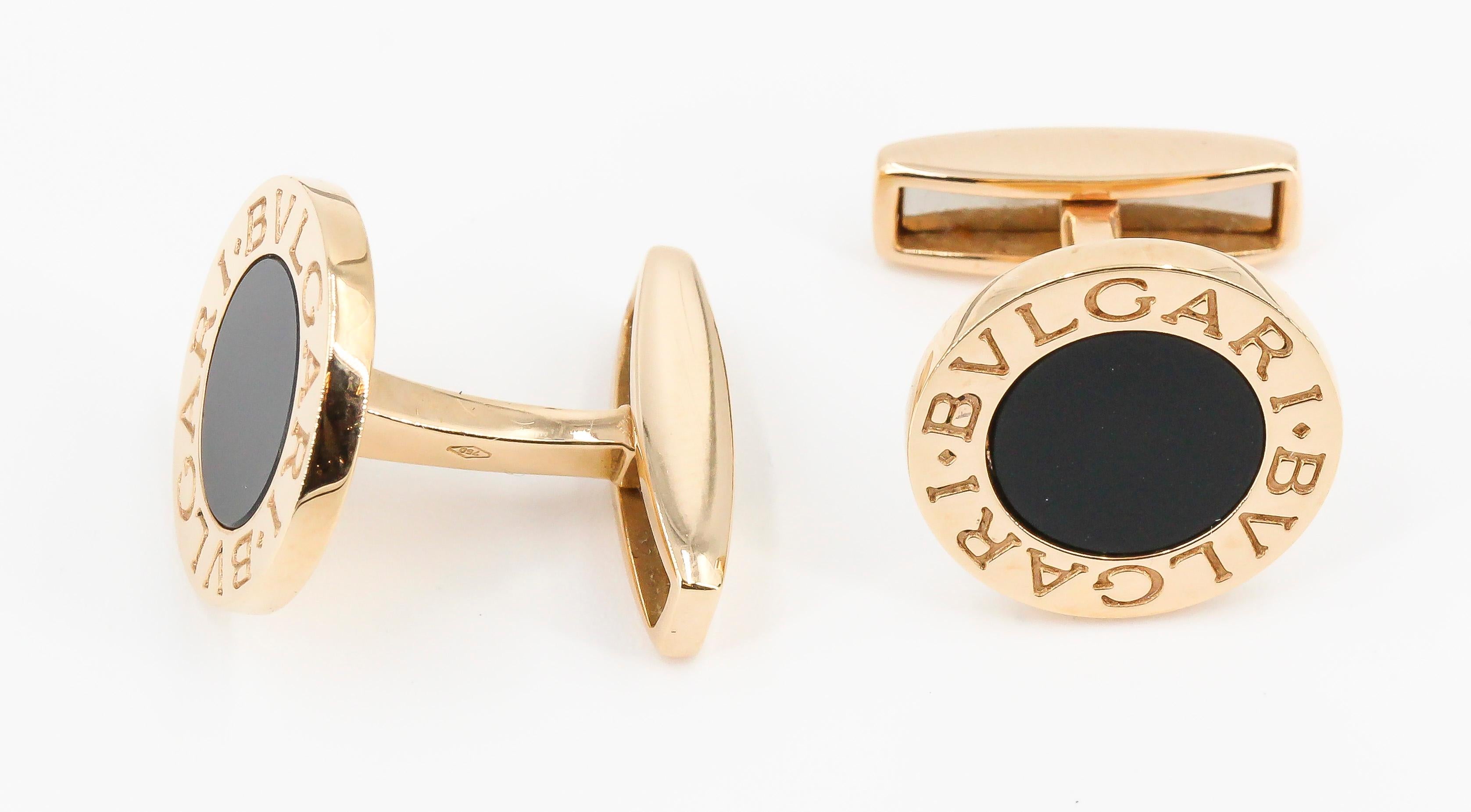 Handsome inlaid onyx and 18K yellow gold round cufflinks by Bulgari. They feature black onyx inlays in the middle over an 18K gold setting with 