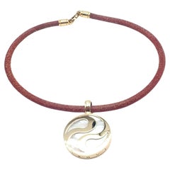 Bulgari, illusione ottica, ciondolo rotante in madreperla, collana in oro e acciaio