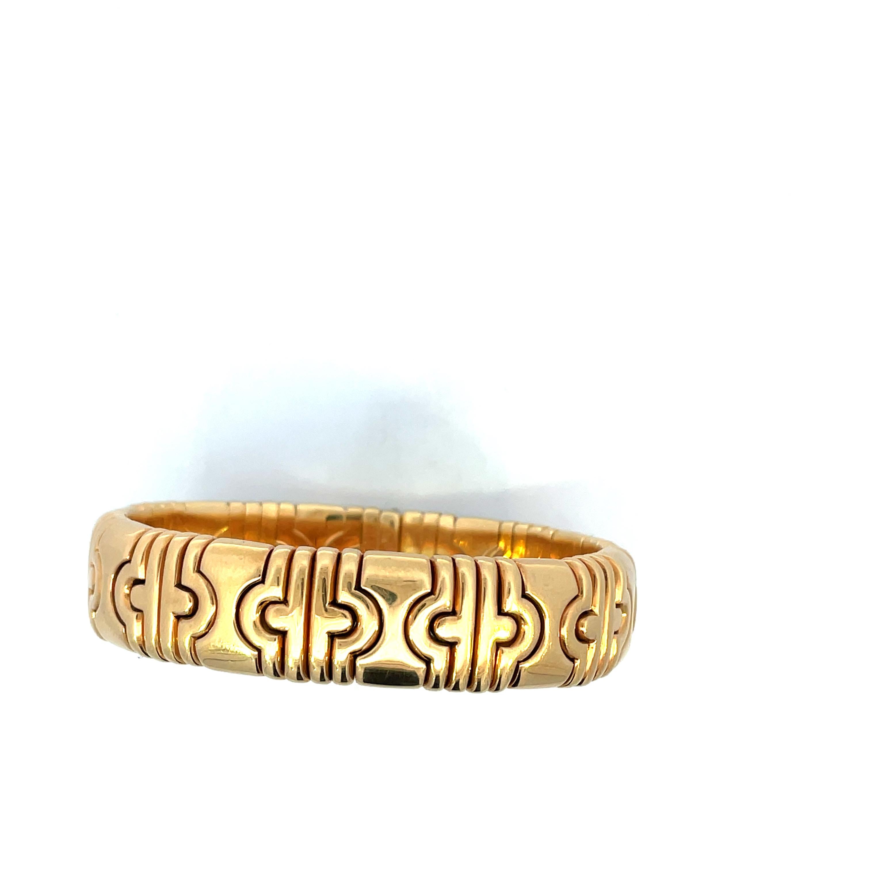 Wunderschöne Bulgari Parentesi Vintage By  Armreif.
Die ikonische Vintage-Halskette Bulgari Parentesi aus 18 Karat Gelbgold besteht aus geometrischen Gliedern. 
Diese 