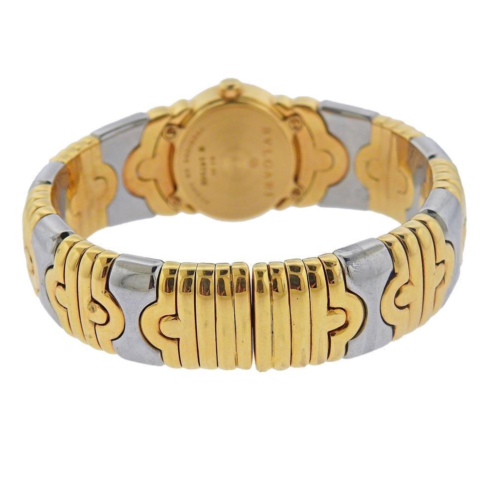 Parentesi Armbanduhr mit Manschette aus 18 Karat Gold und Edelstahl von Bvlgari. Mit silberfarbenem Zifferblatt und goldenen Zeigern. Das Gehäuse ist 20 mm ohne Krone. Das Armband passt auf ein Handgelenk von ca. 7