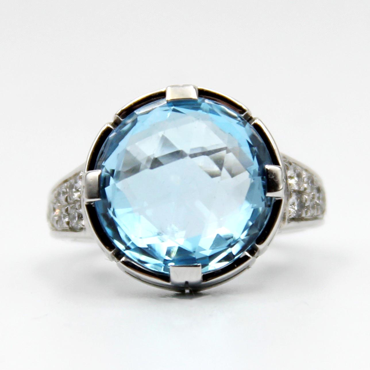 2000's Charming Bulgari Parentesi Cocktail topaz ring in 18k white gold set with round total 0.27 ct pavé diamonds.
Center Blue Topaz 13mm round - approx. : 11ct.
the ring measures a size 5/49 which can be resized.
