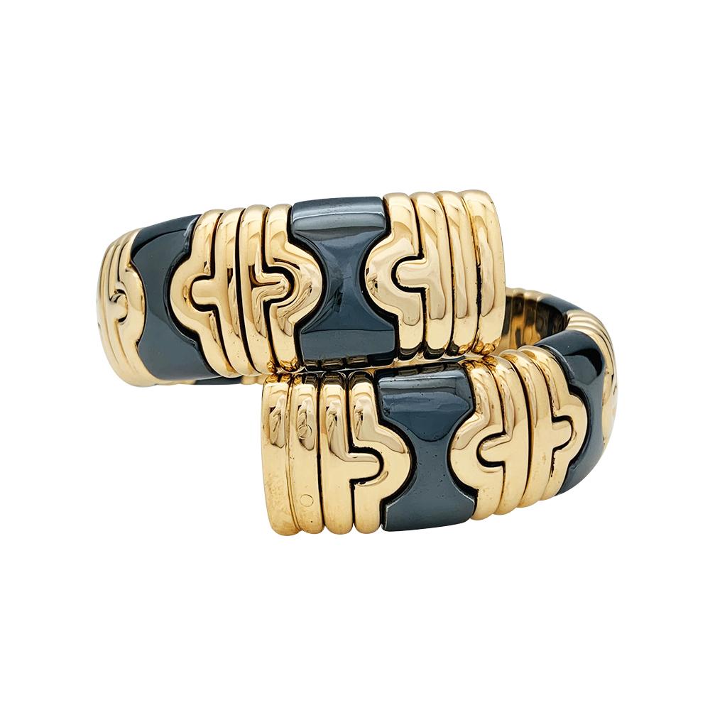 Designed as a springband composed of 18Kt gold and blackened steel geometric links.
Inner diameter : 55 mm (can be sized) 
Width : 20 mm
This large model is rare, it crosses over the wrist.
Circa 1990