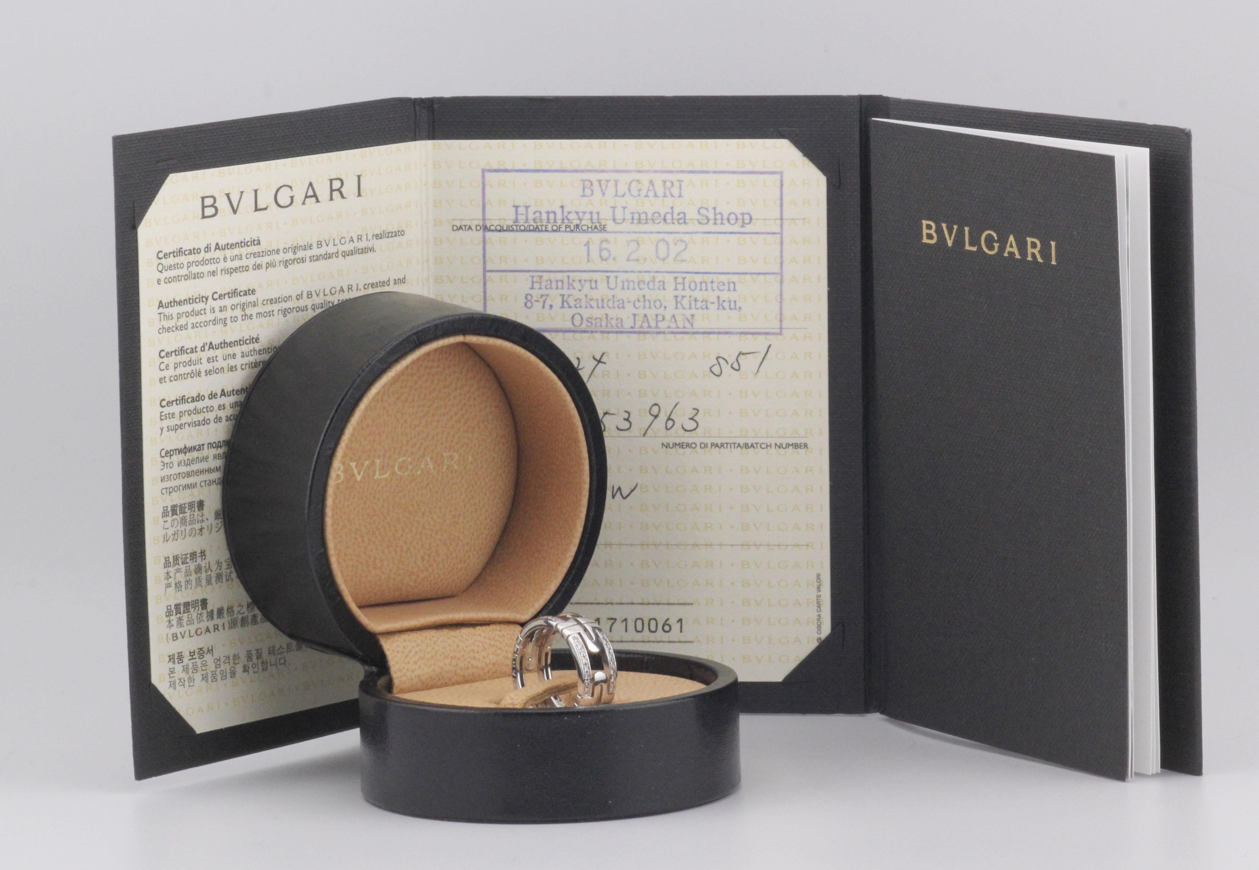 Caractéristique du langage stylistique emblématique de Bulgari, la collection Parentesi s'inspire des motifs architecturaux imbriqués des anciens pavements romains, réinterprétés avec une élégance contemporaine. 

Cette bague à anneau est