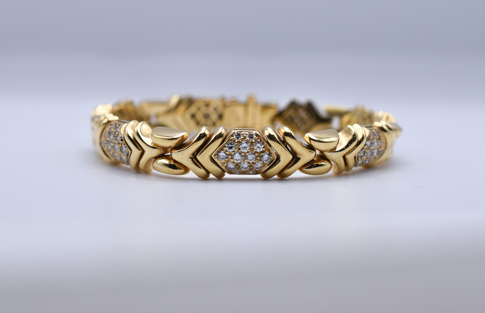 Bracelet Bulgari Parentesi en diamant et or, avec des panneaux en or alternés par des entretoises pavées. Fabriqué en Italie, vers 1980


