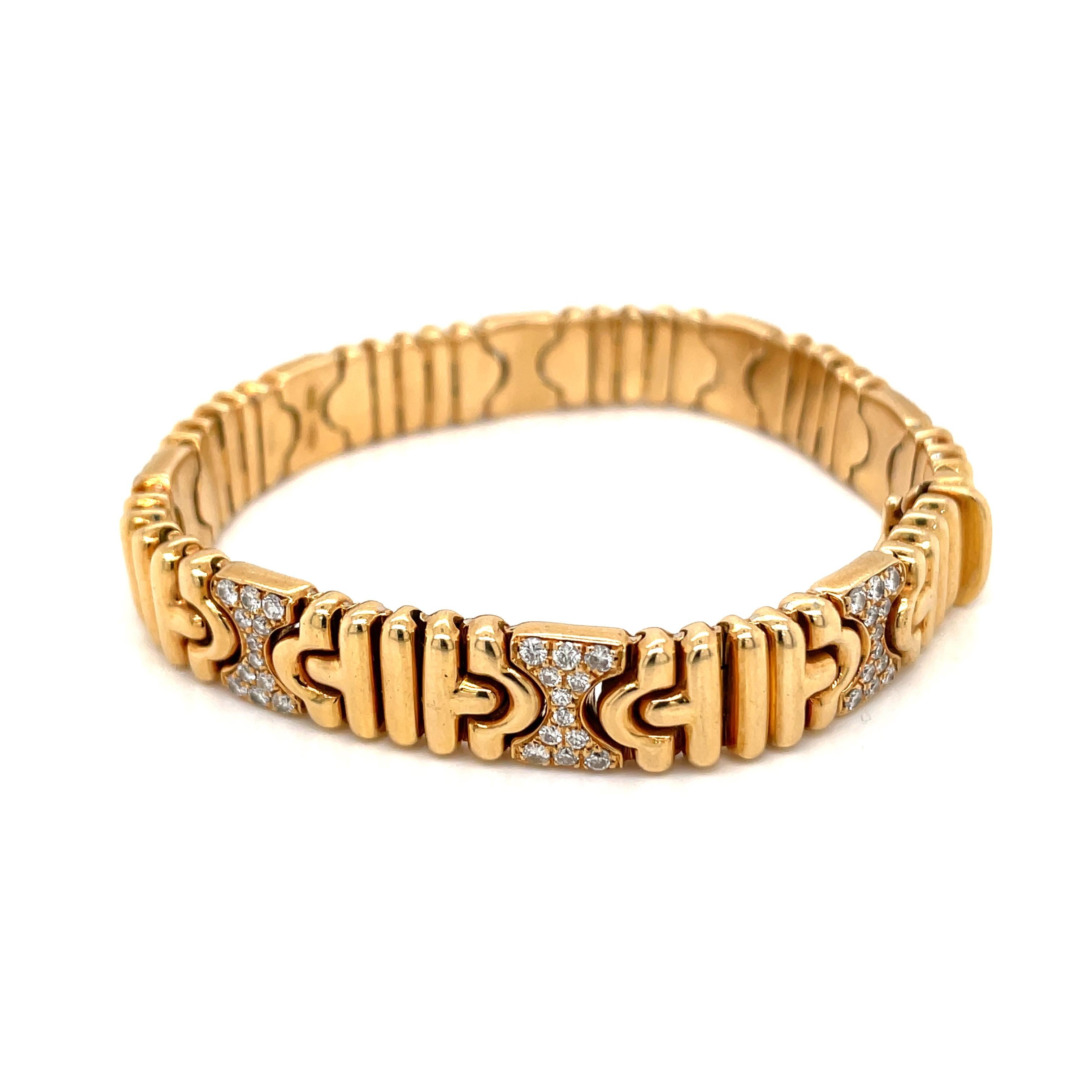 Iconic vintage Bulgari Parentesi 18 carat yellow gold bracelet is composed of sculpted geometric links set with colorless diamonds for a total weight of 1.50 carats, graded E/F color IF

Has a total weight of 39 grams. The actual size is 17,5 cm