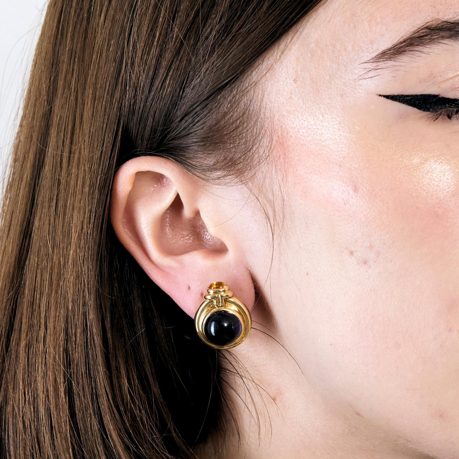 A pair of BVLGARI Parentesi vintage earrings in 18k yellow gold, citrine and water sapphire (a deep blue variety of iolite).
Condition : excellent.
Dimensions : 2 x 1.5 cm.
Weight : 17.71 gr.
Bvlgari hallmarks.
Sold with their Bvlgari case.