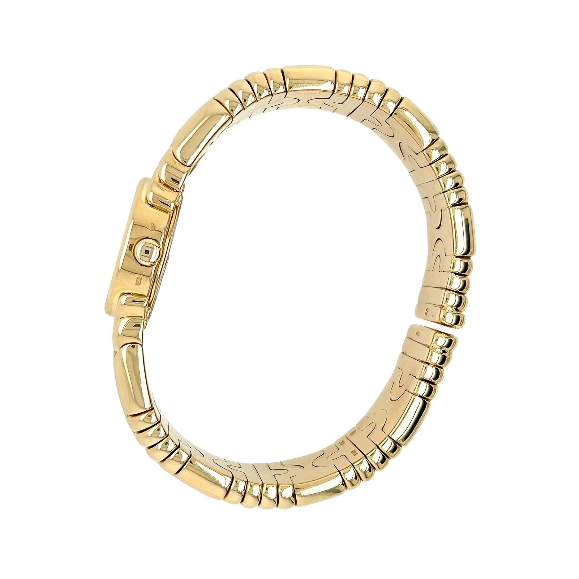 Eine Uhr aus 18 Karat Gelbgold, Bulgari.  Die Parentesi Uhr mit Quarzwerk zeigt ein rundes schwarzes Zifferblatt in einem 20 mm Gehäuse, das durch ein flexibles Parentesi Mofif-Armband ergänzt wird.  Innenumfang flexibel.  Bruttogewicht etwa 91.90