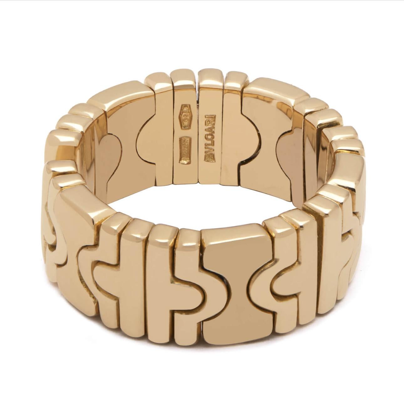 Iconic and rare vintage Bulgari Parentesi 18 carat yellow gold ring is composed of sculpted geometric links 

Has a total weight of 12,98 grams. 

The actual size is 5, flexible up to 7.5 due to its nature

Stamped, with the maker's mark, the