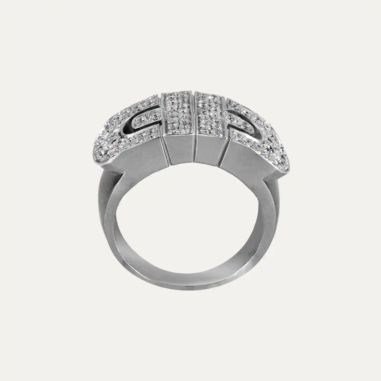 
18kt – 750‰ Bulgari white gold ring, from the Parentesi Collection. Inspired by the iconic Parentesi design, with an interlaced, geometric pattern that evokes the paving stones that covered the ancient roads of Rome. Set with a pave of 88