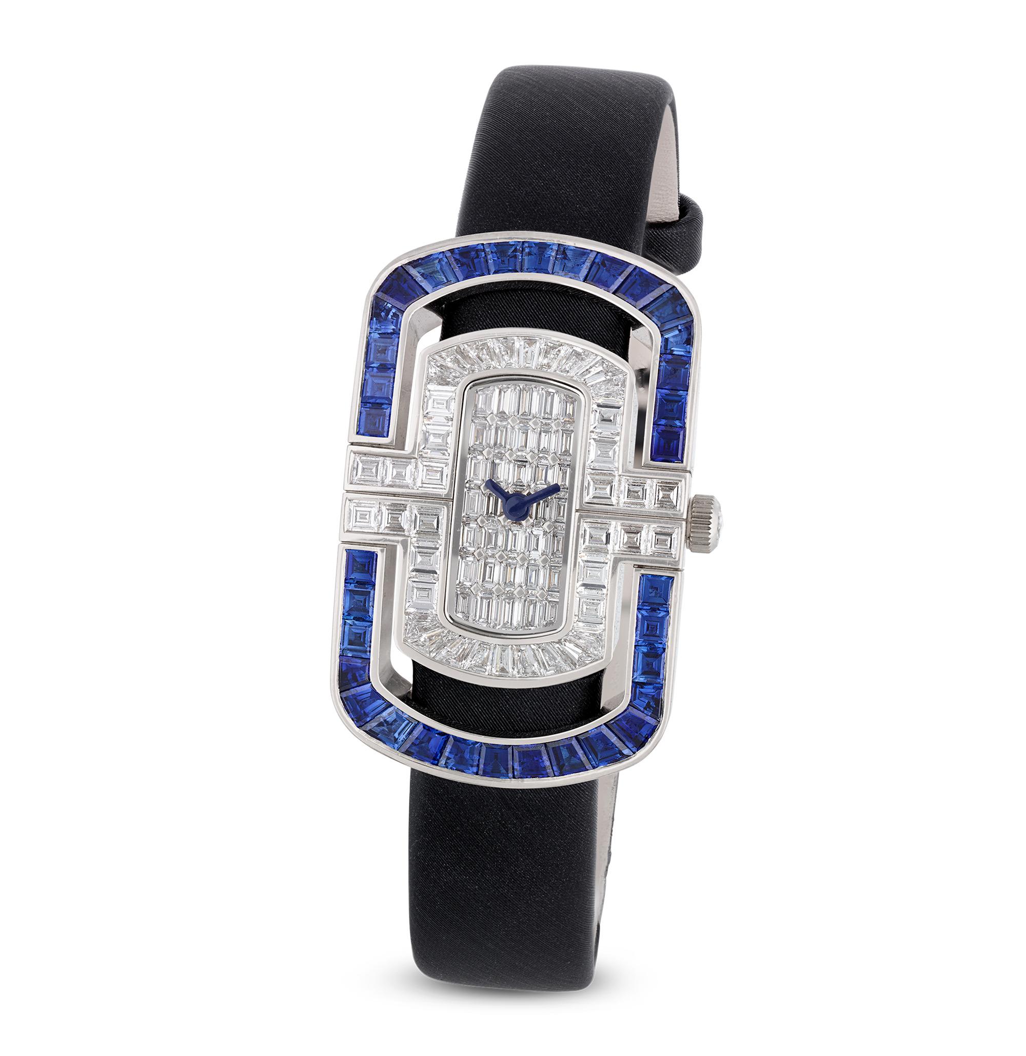 Cette élégante montre-bracelet Bulgari Parentesi illustre la maîtrise de la marque dans l'alliance de la haute joaillerie et du chronométrage de précision, avec ses 3,36 carats de diamants et ses 3,05 carats de saphirs. Réalisé en or blanc 18