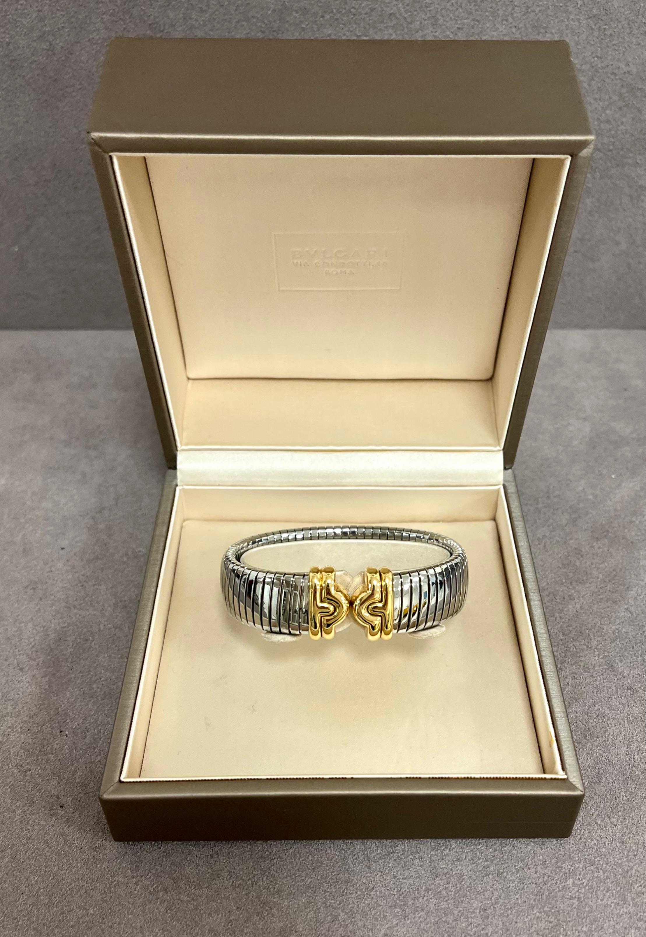 18-karat yellow gold and steel bracelet signed Bulgari.
This bracelet belongs to the iconic Parentesi Tubogas collection.
The bracelet is flexible and can be worn with any wrist size.
Original box.
1990 ca.

Weight: gr. 54.70
Inner diameter: 5.60 cm.