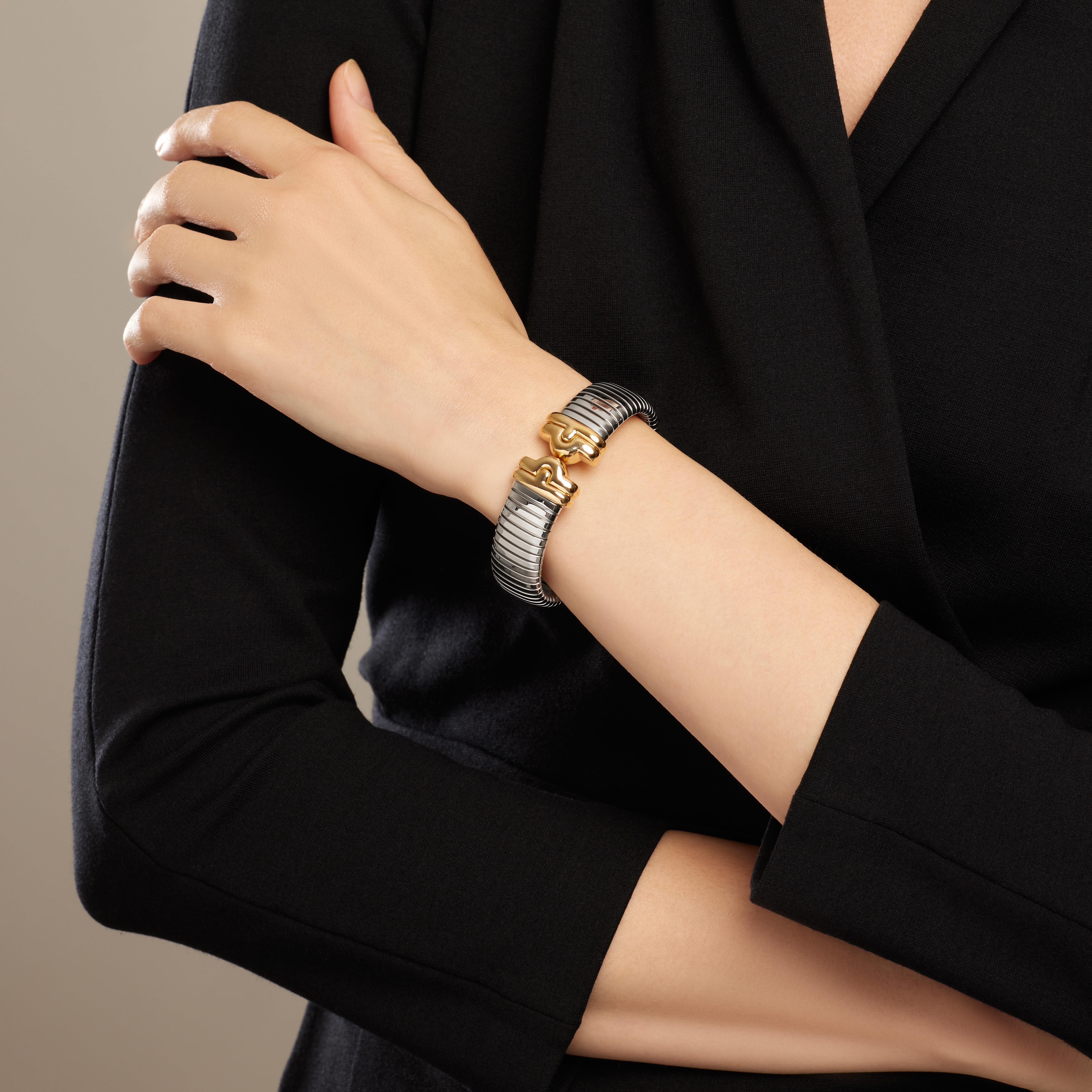 Brazalete vintage BVLGARI Parentesi de oro amarillo de 18 quilates y acero.
Periodo: 1980s.
Estado: excelente estado (raramente usado, sólo se ha pulido ligeramente).
Tamaño: mediano.
Anchura del motivo de oro amarillo: 1,9 cm.
Diámetro interior: