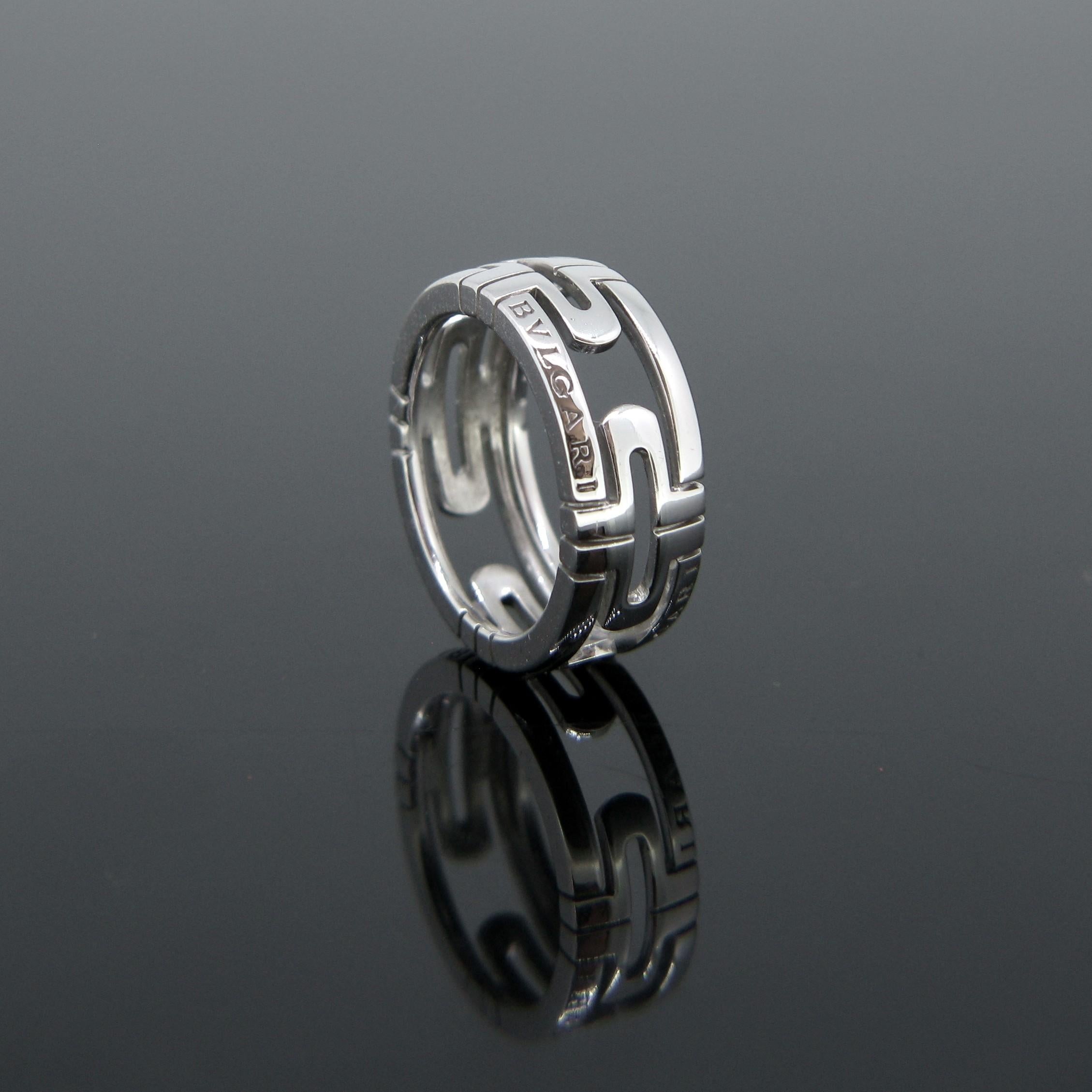 This band ring from Bulgari is from the collection called Parentesi. It is fully made in 18kt white gold. The design of the Parentesi ring is inspired by the travertine junctions of the roman pavements. This unmistakable motif, originating in the