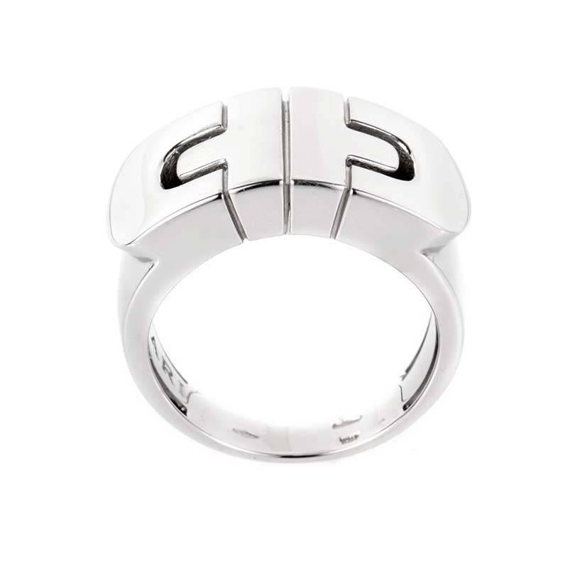 The Parentesi collection is a reinterpretation of one of BVLGARI's most renowned iconic designs, taking inspiration from a typical Roman architectural pattern. This Parentesi ring is made of 18K white gold and features the Parentesi design.
Ring