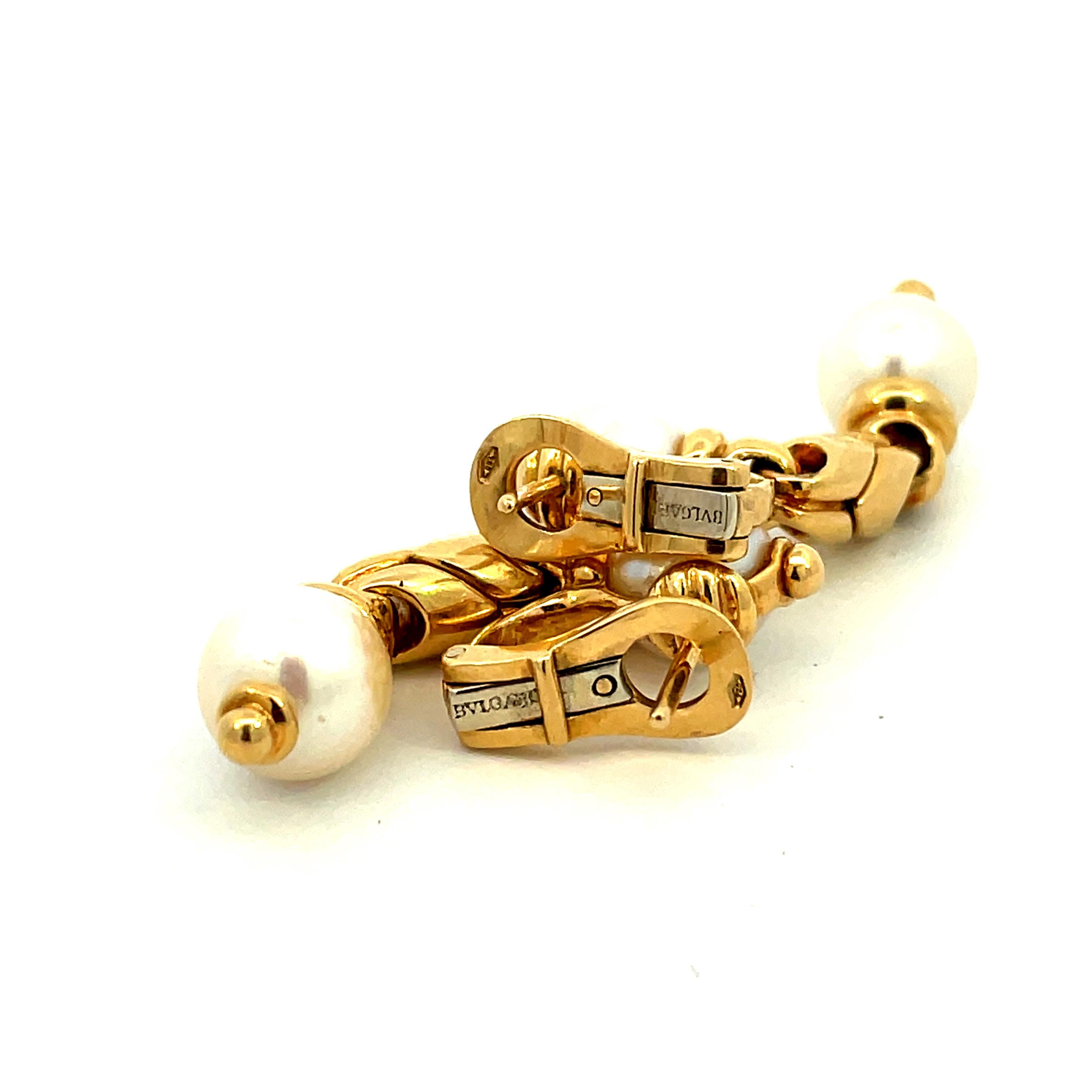 Cultered Pearls and 18kt yellow gold, stamped Bulgari.
4 Centimeters long.
