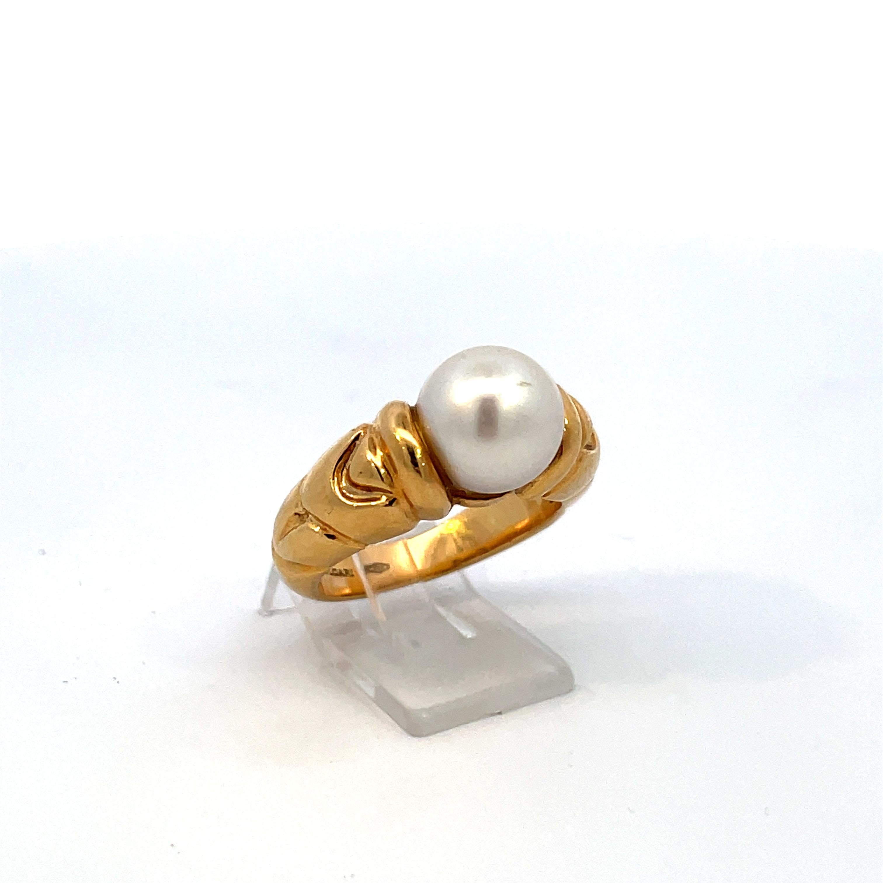 Bulgari Passo Doppio collection Cultered Pearl and 18kt yellow gold, stamped Bulgari.

