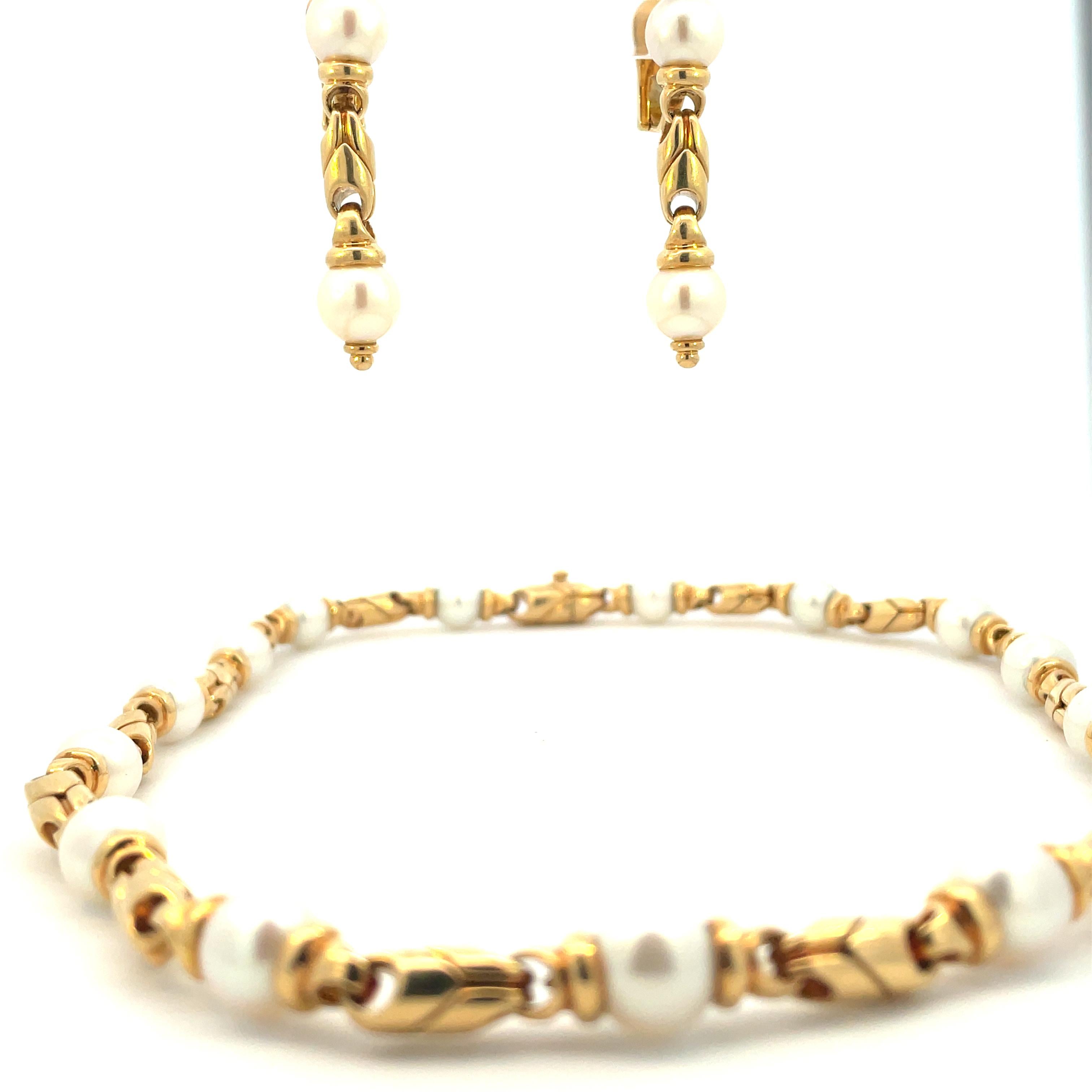 Doppio Passo Pearl Necklace and matching Doppio Passo Pearl Earrings is comprised of deeply grooved Passo Doppio gold links. Alternating with 8.0 mm round pearls set between gold terminals. White body color with rosé overtones and very good luster.
