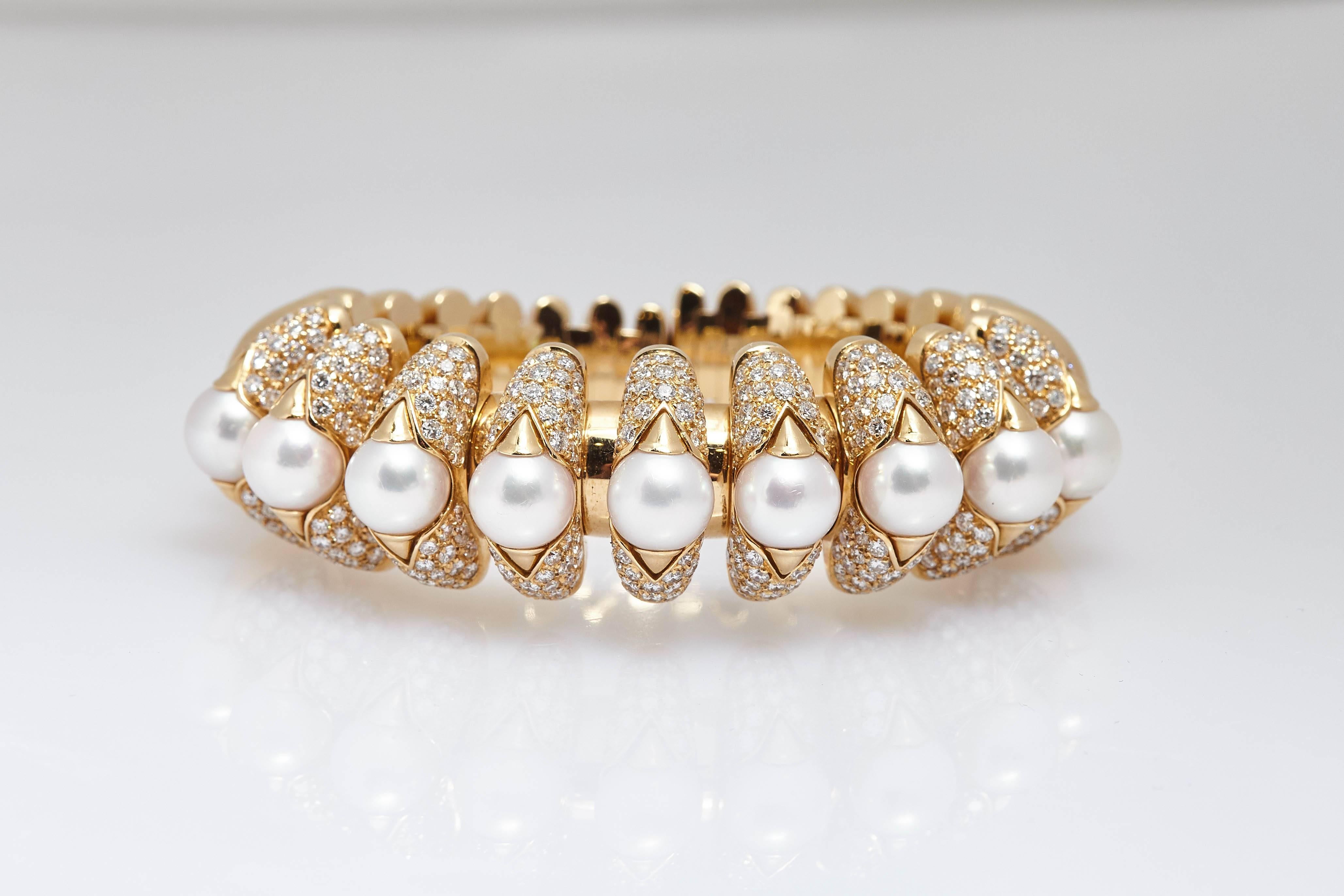 A chunky 18kt yellow gold bracelet by Bulgari with pearls and diamonds. Made in Italy, circa 1980s.