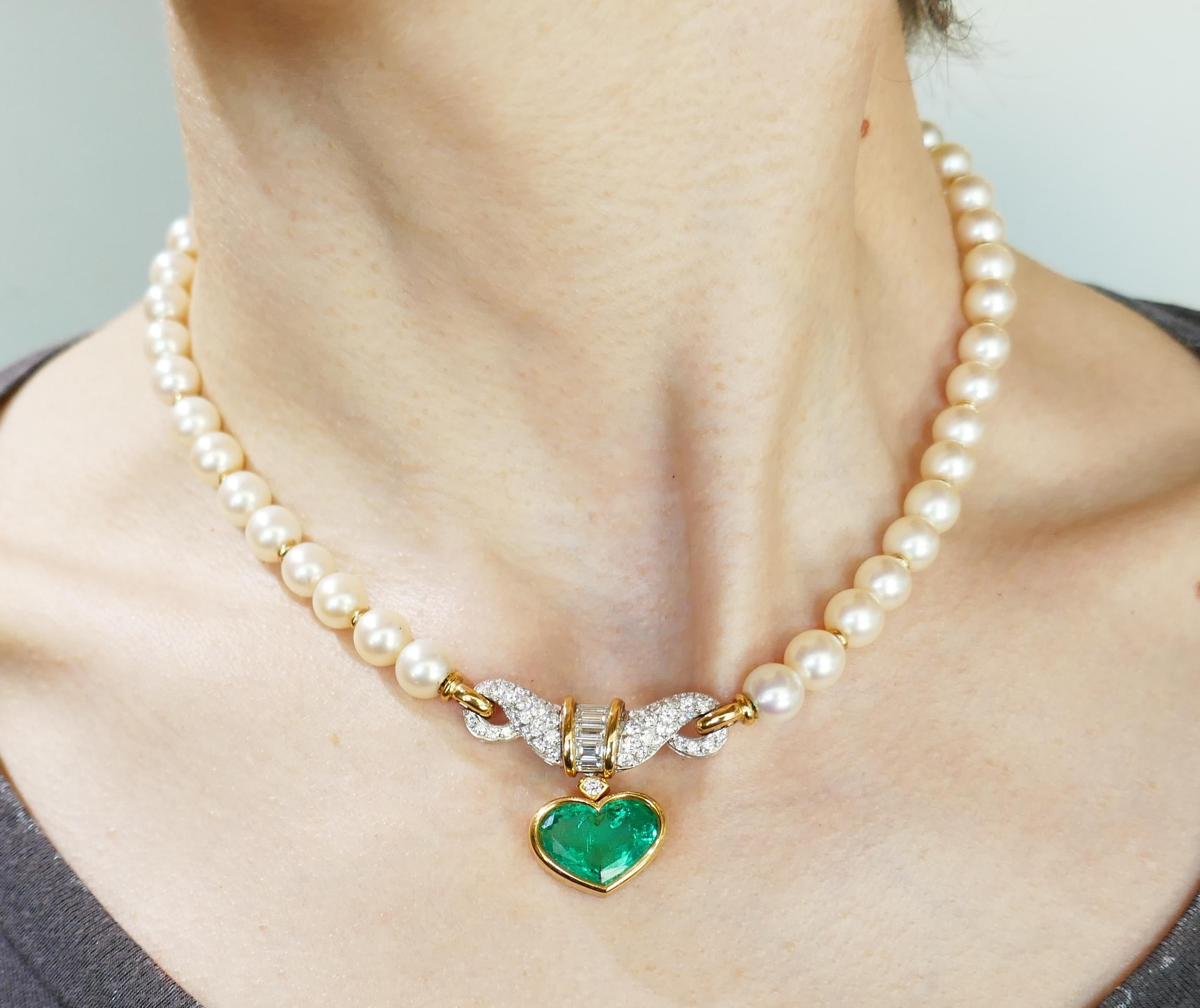 Women's Bulgari Pearl Heart Emerald Diamond Gold Necklace 1980s Bvlgari