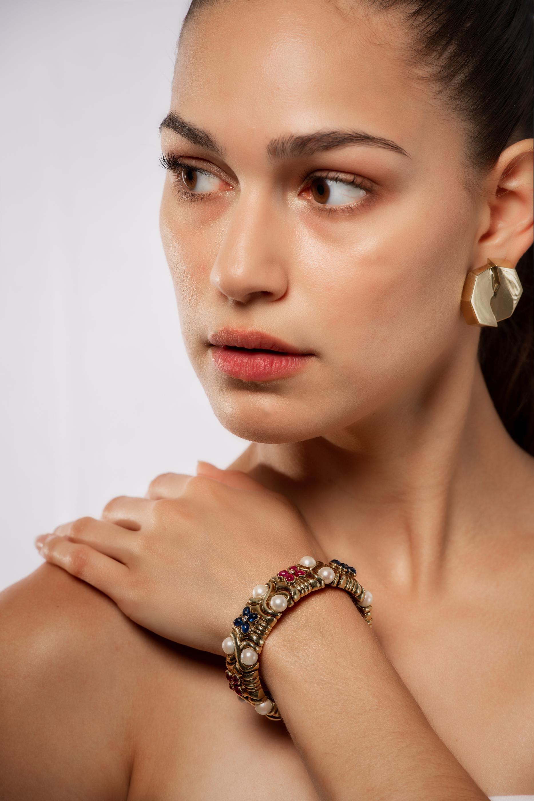 Bulgari Bracelet manchette souple en or, rubis, saphir et perle Pour femmes en vente