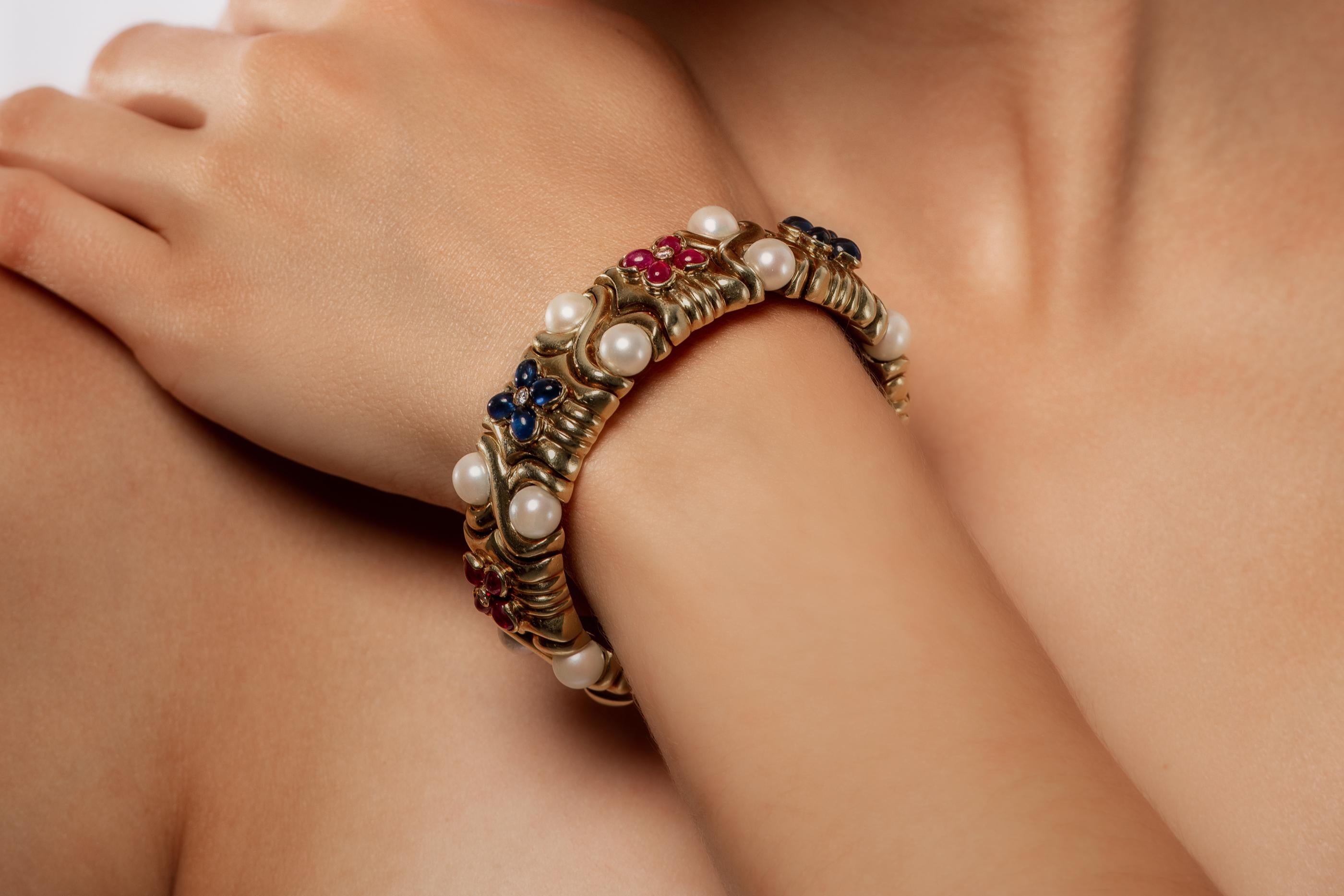 Bulgari Bracelet manchette souple en or, rubis, saphir et perle en vente 1