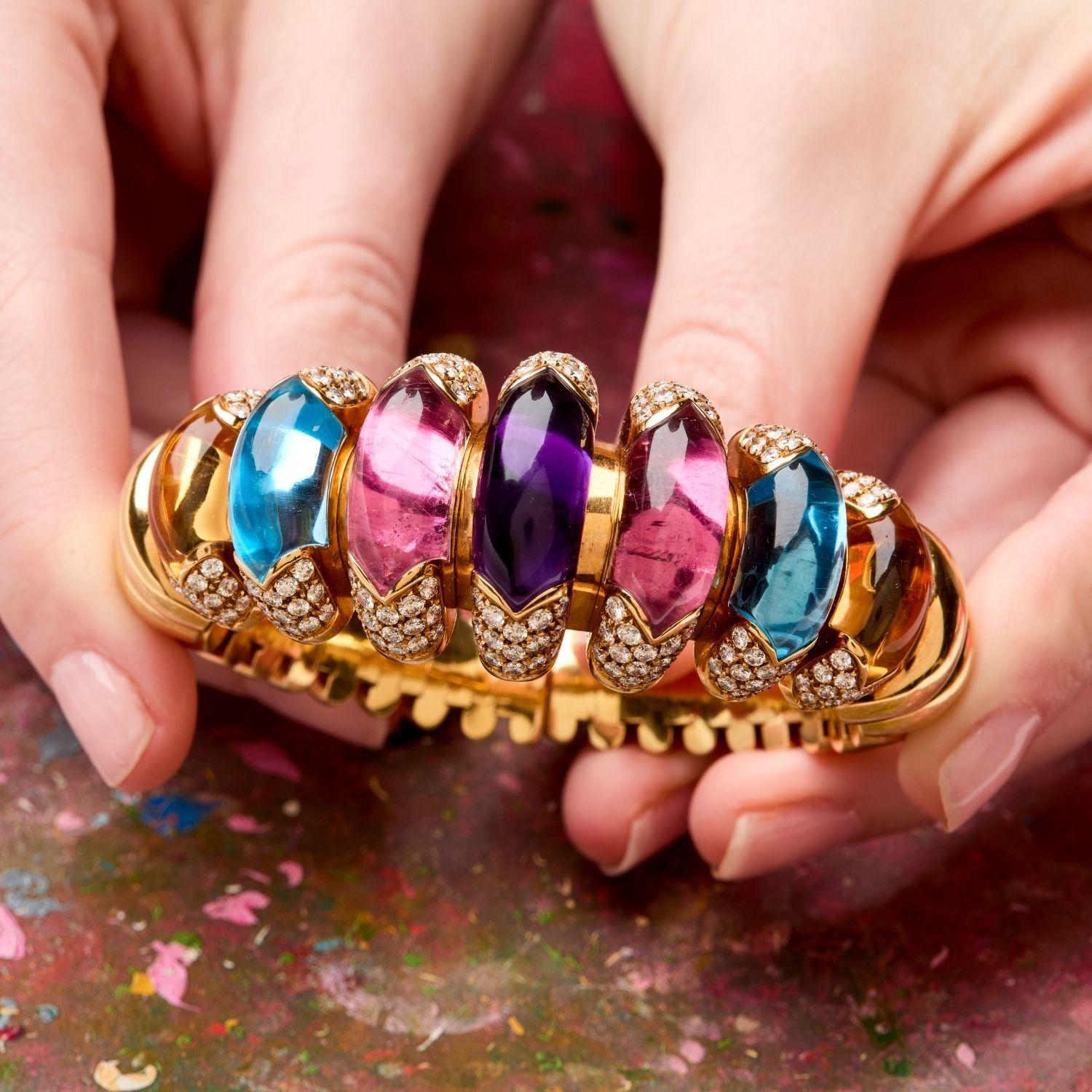 Dans les années 1950, Bulgari s'est imposé comme le maître de la création de modèles audacieux mettant en valeur des pierres précieuses colorées taillées en cabochon et serties dans de l'or jaune 18 carats. Le style lisse et arrondi des pierres sans