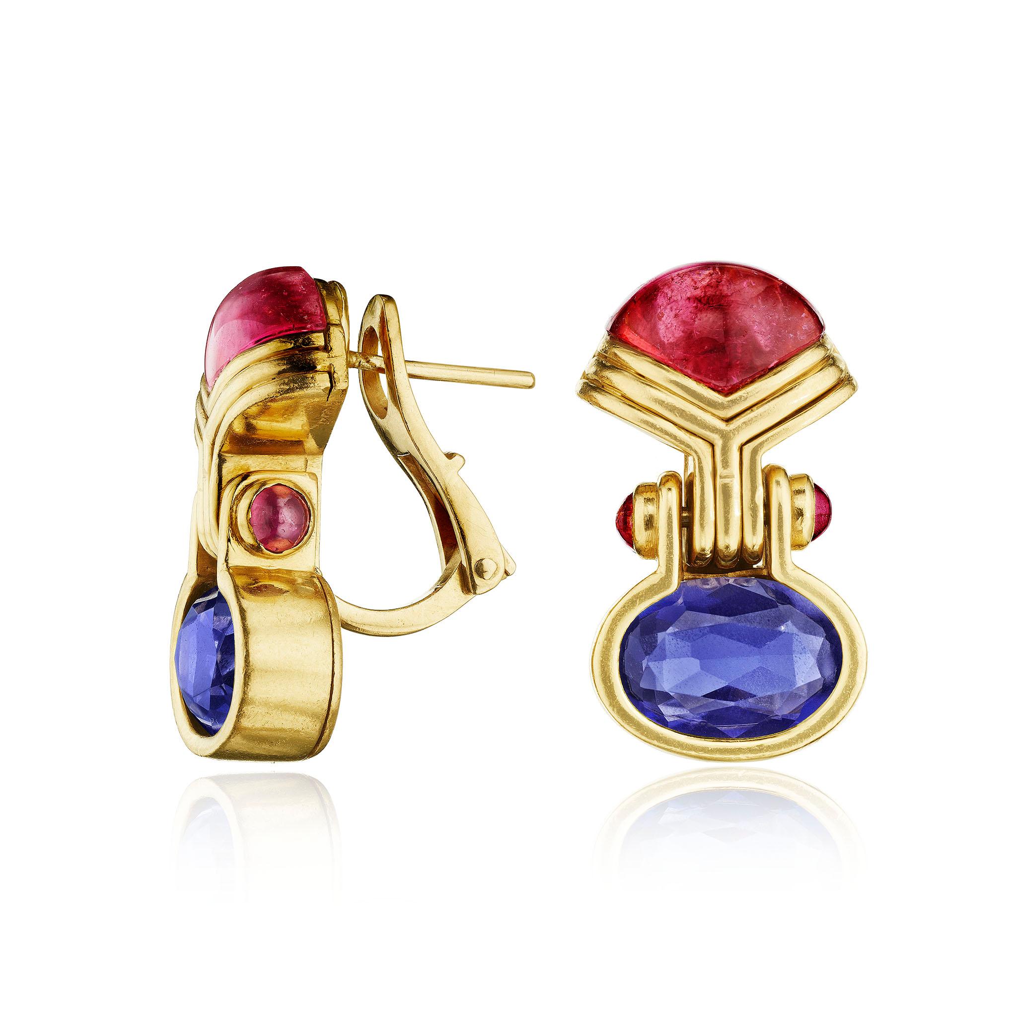 Créées par Bulgari dans les années 1980, ces boucles d'oreilles pendantes en or 18 carats sont serties de tourmalines roses, d'iolites et de rubis. Chacune d'entre elles est composée d'une tourmaline façonnée dans un entourage d'or cannelé suspendu