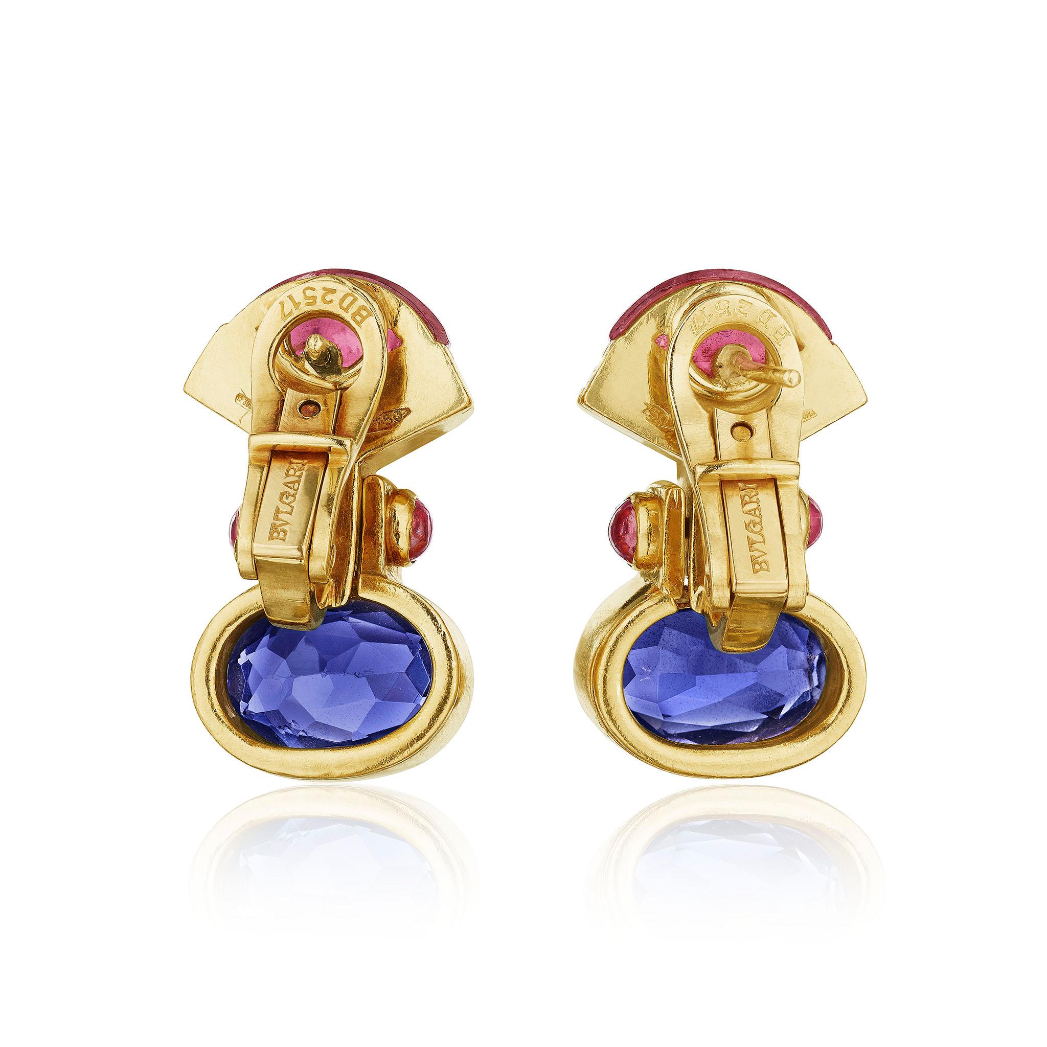 Taille cabochon Boucles d'oreilles Bulgari en tourmaline rose, iolite et rubis en vente
