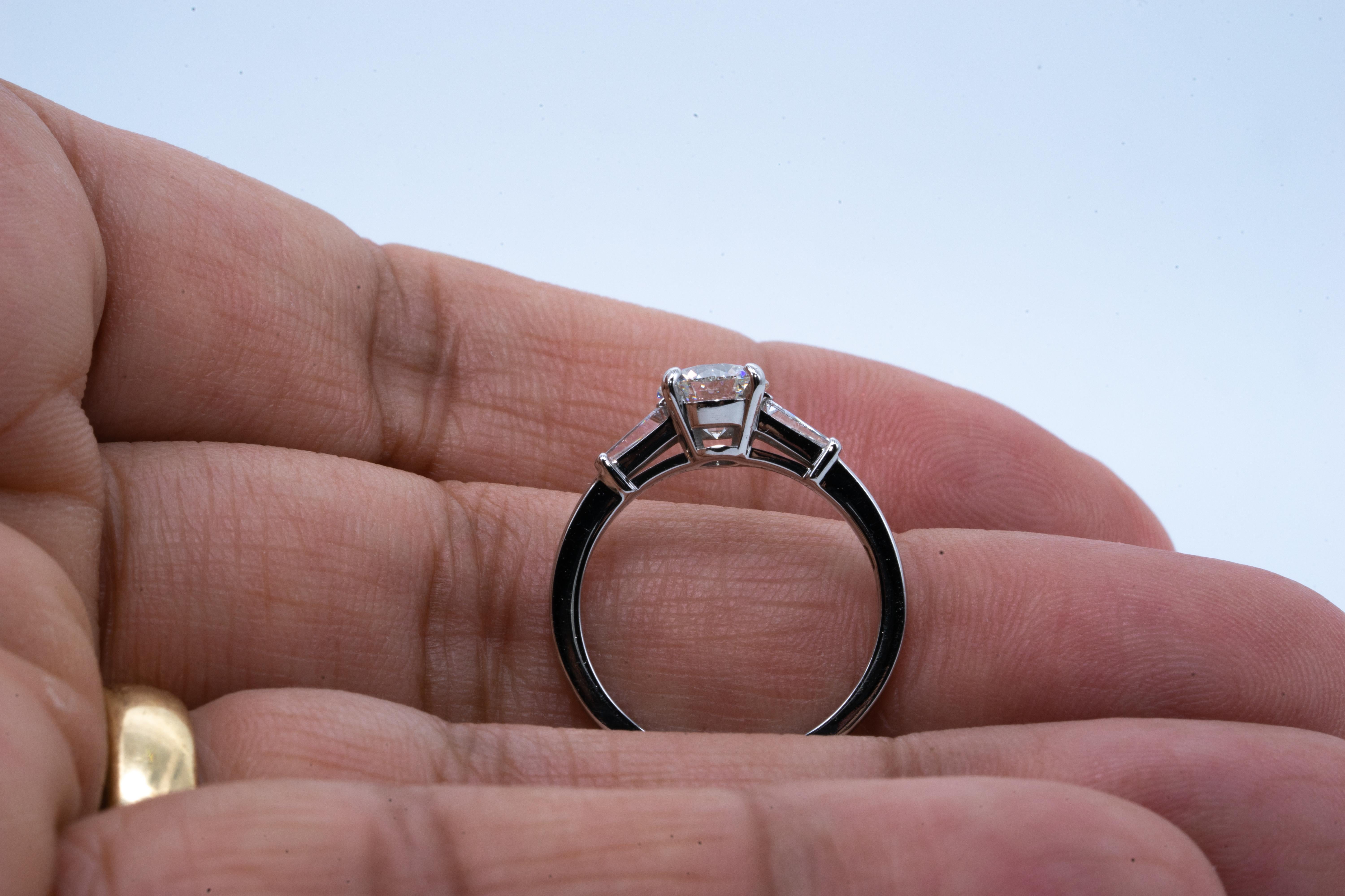 Contemporary Bulgari Platinum Engagement Ring with 1.01 Carat Round Brilliant Centre
