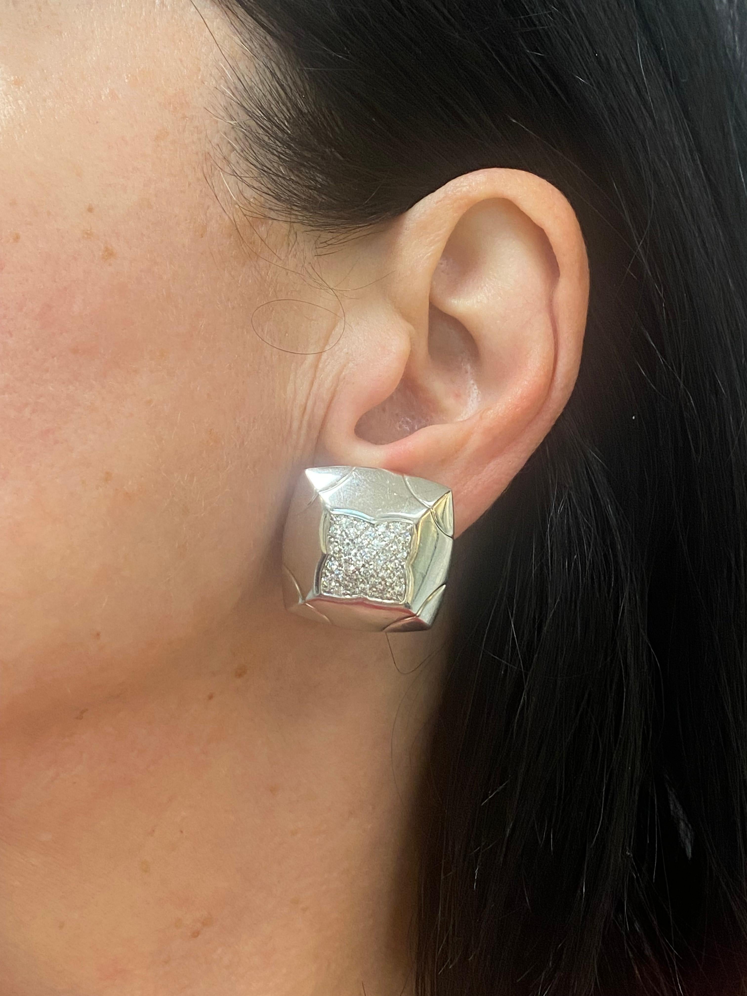Une paire de boucles d'oreilles emblématiques Bulgari Pyramid, réalisées en or blanc 18k et ornées de diamants. Peut-être la version la plus classique de la Pyramide, à porter tous les jours. Le centre convexe et pointu, orné d'une fleur stylisée à