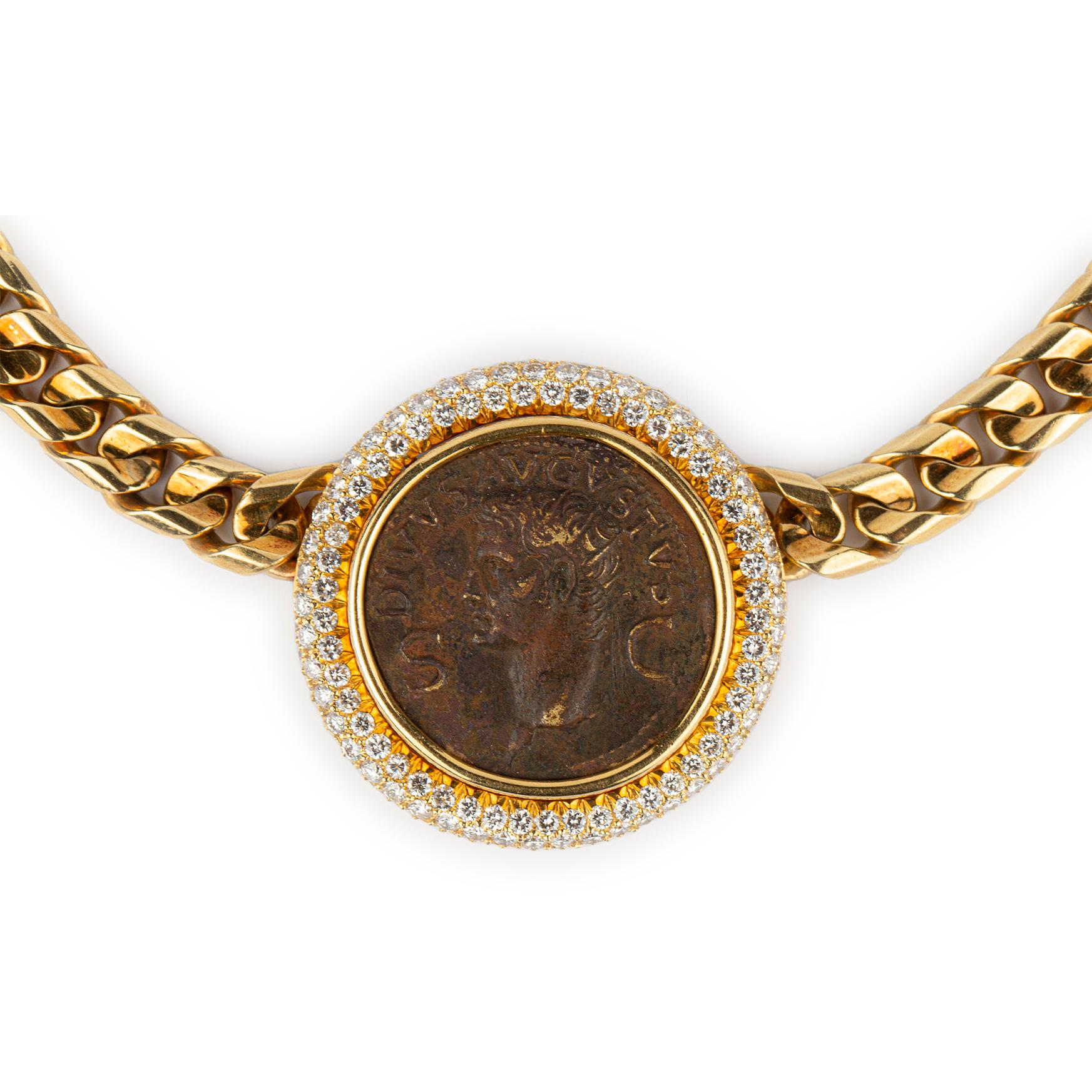 Rare et grande chaîne Monete de Bulgari en or jaune 18 carats avec pièce de monnaie romaine ancienne détachable (inscrite Auguste 27 av. J.-C. - 14 apr. J.-C.), la lunette est ornée de diamants. Ce collier a été fabriqué dans les années 1970 pour la