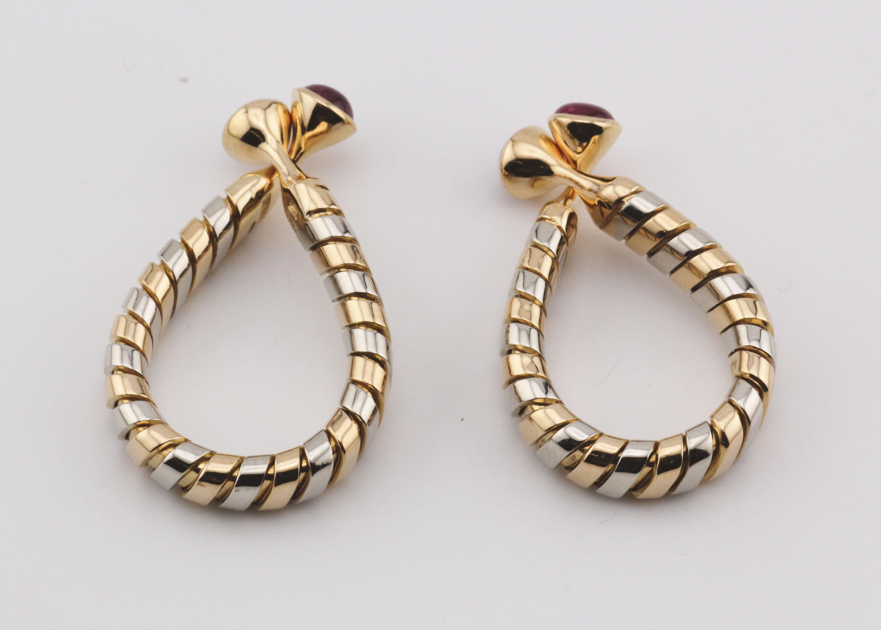Veredeln Sie Ihre Kleidung mit der raffinierten Eleganz der Bvlgari 18K Gold und Rubin Manschettenknöpfe. Diese Manschettenknöpfe sind ein Beweis für die berühmte Handwerkskunst von Bvlgari und strahlen Raffinesse und Luxus aus.

Die aus