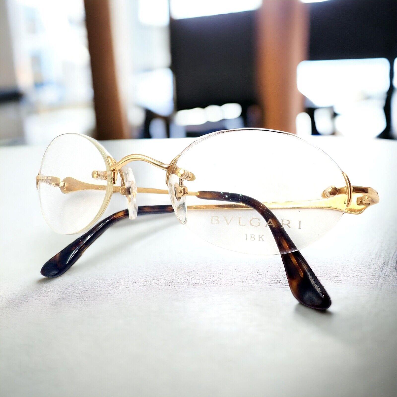 18k Solid Yellow Gold Rimless Signature Eyeglass Frame Gläser von Bulgari.
Die authentische Brille von Bvlgari besticht durch ihr exquisites Design, das aus 18 Karat Gelbgold gefertigt ist. 
Diese charakteristischen Brillenfassungen spiegeln Luxus