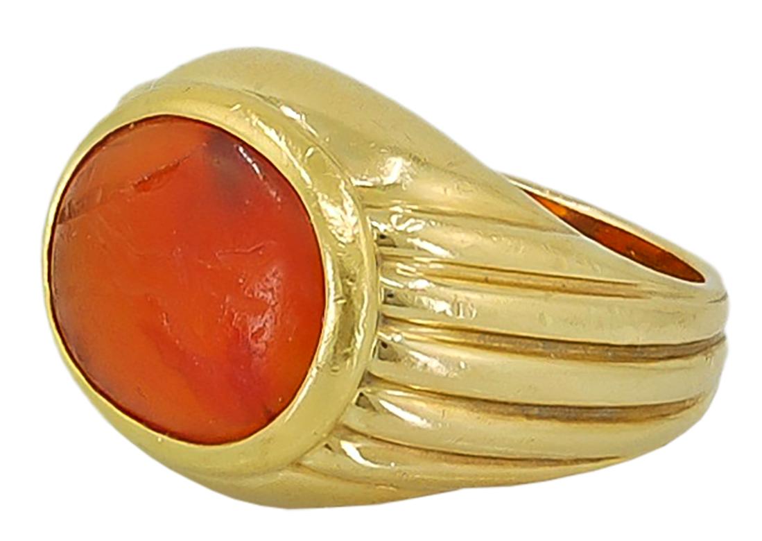 Bulgari Roman Intaglio Carnelian Bombe Ring in 18k Yellow Gold.
A vintage intaglio ring by Bulgari dating from the 1970s, featuring an authentic carnelian carving from Roman antiquity. Although somewhat faded, the engraved relief appears to depict