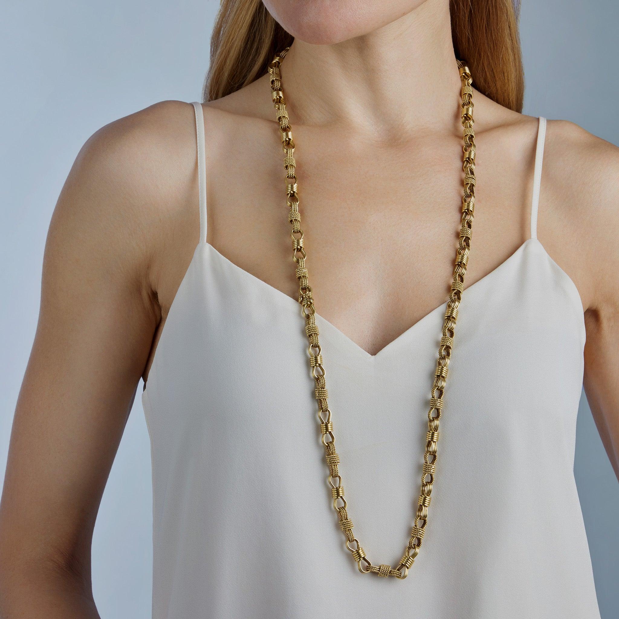 Dieses Collier von Bulgari, Rom wurde in den 1960er Jahren entworfen und besteht aus 18 Karat Gold. Sie wird durch einen gerippten Barrel-Verschluss vervollständigt und besteht aus abwechselnd verdrillten, drahtumwickelten und glatten, polierten